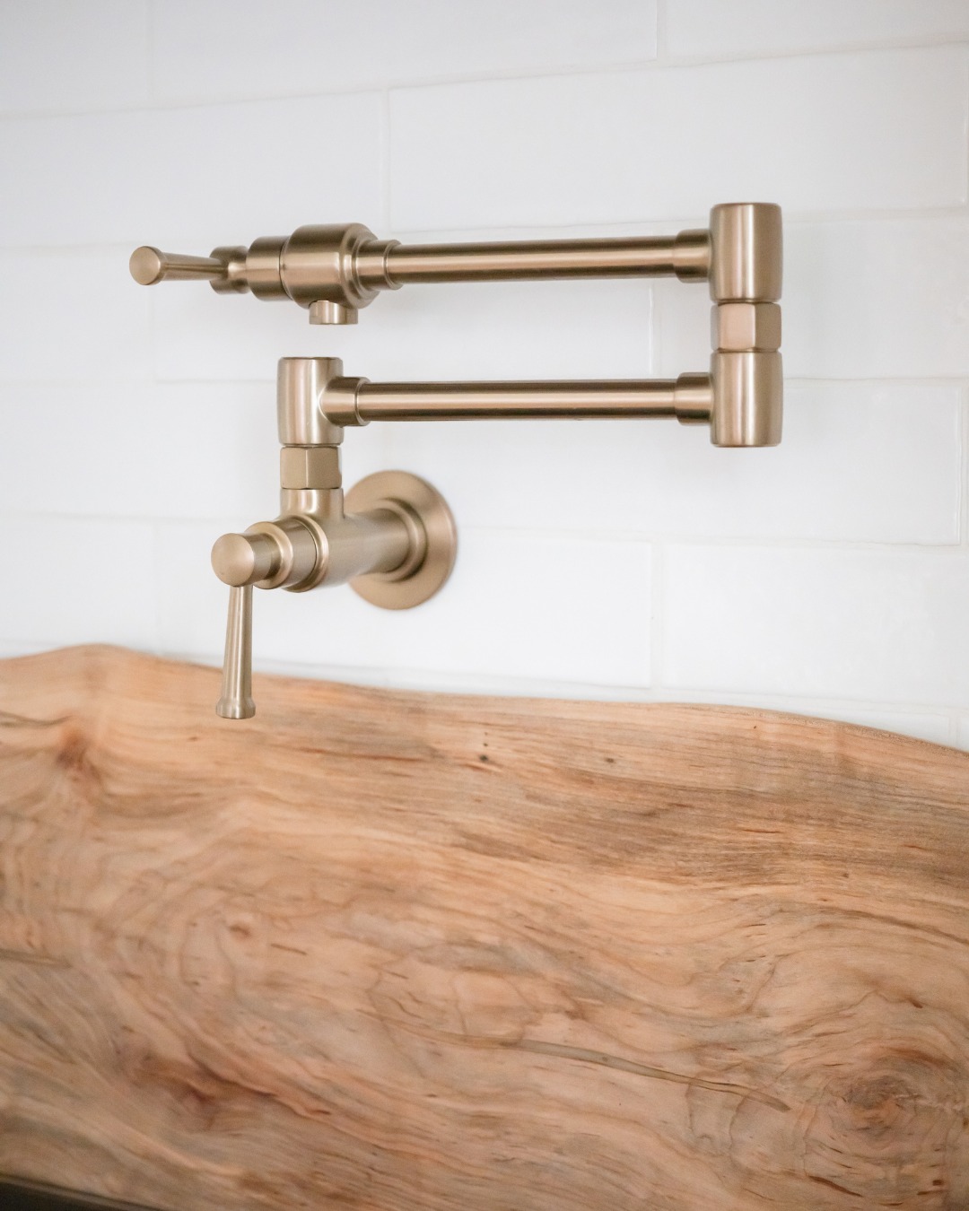 ๐๐ โค๏ธ ๐๐๐๐! No more walking to the sink to fill your pot.
A built-in pot fillerโฆ seriously, a cookโs dream.
.
.
#PotFiller #CooksKitchen #KitchenDetails