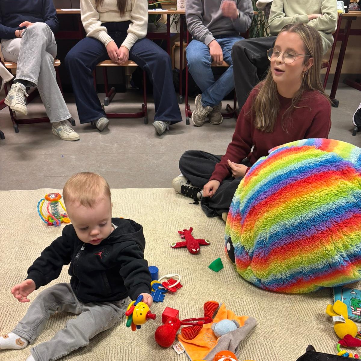 👶✨ Babybezoek van Emanuel (1 jaar) en mama Alyona!
De leerlingen van het derde en vierde jaar maatschappij & welzijn en zorg & welzijn konden tijdens deze praktijkles opvoedkunde hun theoretische kennis toepassen in de praktijk.
Hoe verliep de zwangerschap en de geboorte? En hoe ontwikkelt kleine Emanuel zich motorisch, cognitief en sociaal-emotioneel?
📌 Disclaimer: Emanuel doet het heel erg goed en speelde ondertussen vrolijk verder!