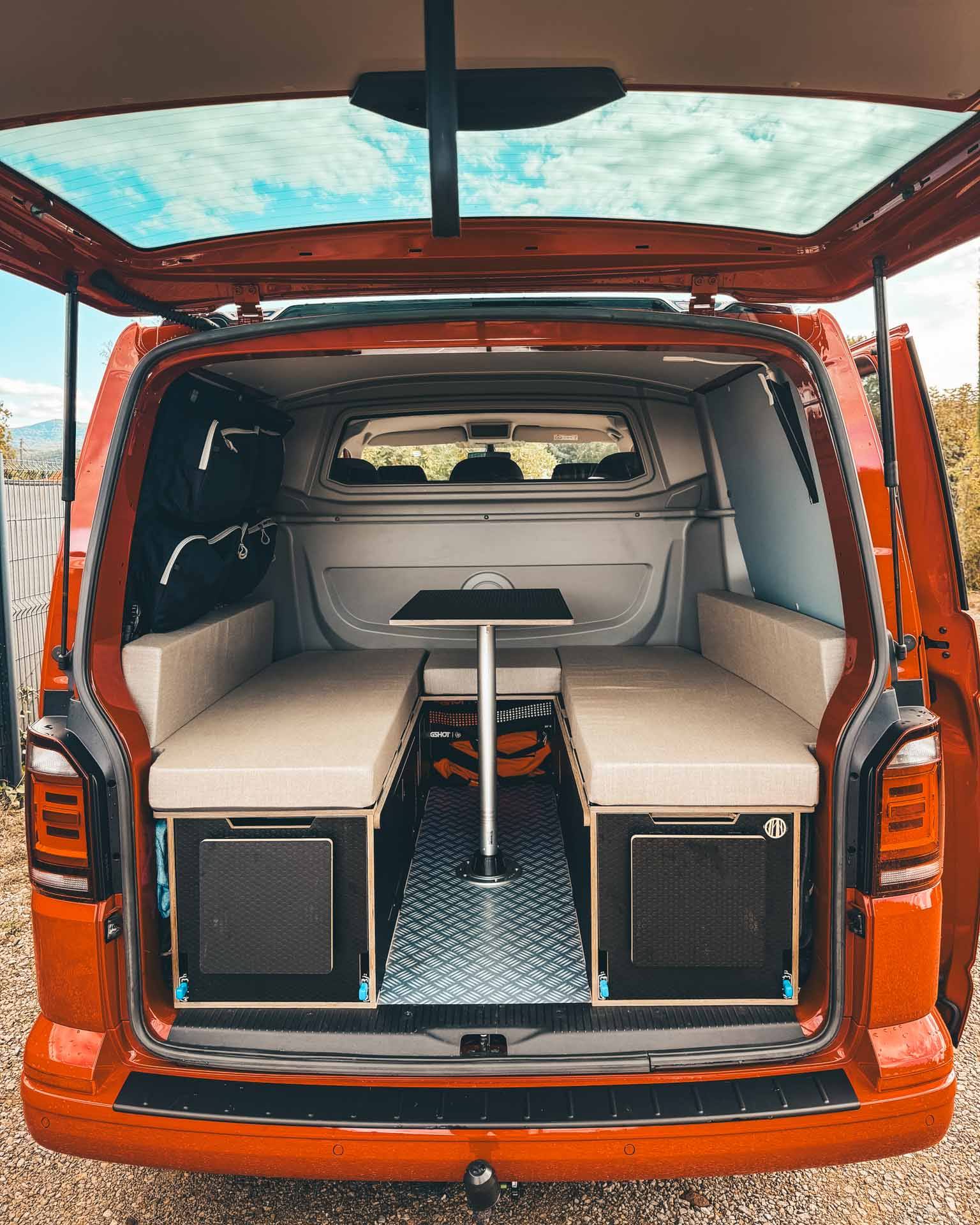 Nous proposons également notre modèle ASSYNT pour VW T5/T6 Procab L1 ou L2 avec cloison fixe.
Une solution idéale pour aménager la cabine arrière en véritable espace de vie avec un grand couchage en transversal de 160cm de long. En version L2 le couchage se fait dans la longueur jusqu'à 180cm.
Deux tiroirs coulissants vers l'extérieur avec espace cuisine et coffre de rangement.
Une configuration qui conviendra particulièrement aux famille avec une option de couchage en tente de toit.
#vantrip #vwcamper #vwt5camper #fourgonaménagé #vwt5 #vwt6camper #t6camper #FamilyVan #familyvanlife #familyvanconversion