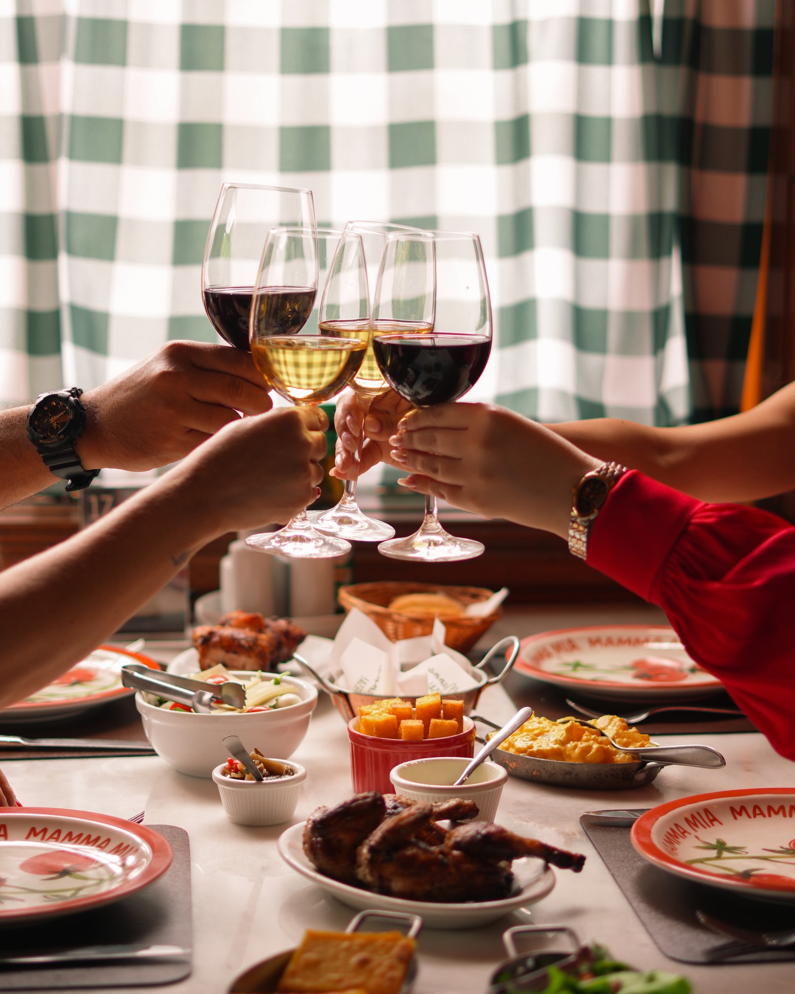 Brindar os encontros, os risos, os sabores.
No Mamma Mia, cada refeição em família é um convite para celebrar a vida ao redor da mesa.
Com galeto na brasa, massas artesanais e aquele clima acolhedor que faz todo mundo se sentir em casa.
Venha aproveitar por aqui!
#GaletoMammaMia #Galeto #Alacarte