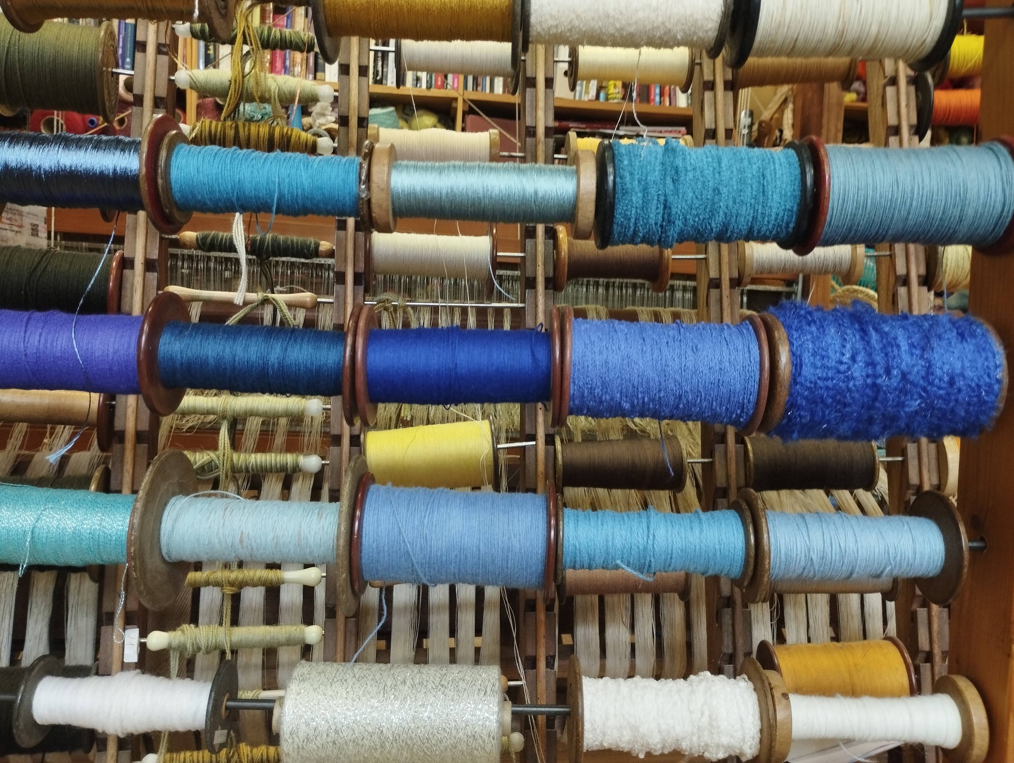 Suite du post précédent, les courbes montent il faut compter , les stagiaires se trompent c'est normal ?, il faut défaire pour corriger et apprendre mais ça avance ☺️.
Si vous avez envie de jouer avec les matières bienvenues à l'atelier.
atelierdelalisse.com
Atelier de la Lisse
Chissey les Macon
Sud Bourgogne