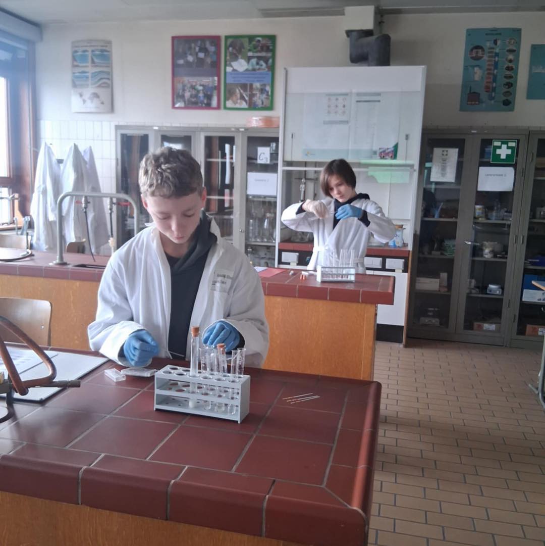 In de VVV-module sciencelab kropen onze leerlingen in de huid van échte CSI-agenten en onderzochten ze een mysterieus wit poeder. 🔬🕵️♂️
Met proefjes, scherpe observaties en een flinke dosis onderzoekszin leerden ze hoe wetenschap helpt om raadsels op te lossen in de echte wereld.
#groeien #openbloeien #fieroponsgo