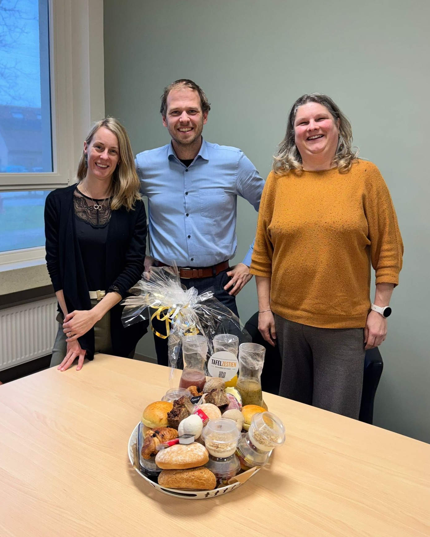 🌟 Dag van de Directeur 🌟
Vandaag zetten we met veel dankbaarheid onze directeur, onze adjunct én onze TAC in de bloemetjes. 💐
Dank jullie wel voor jullie dagelijkse inzet, betrokkenheid en leiderschap. Voor het meedenken, het ondersteunen, het oplossen van kleine én grote uitdagingen, en vooral: voor het hart dat jullie elke dag in onze school leggen.
Onze school draait op teamwork — en jullie maken daarin elke dag het verschil.
Dikke merci! 🙌💙