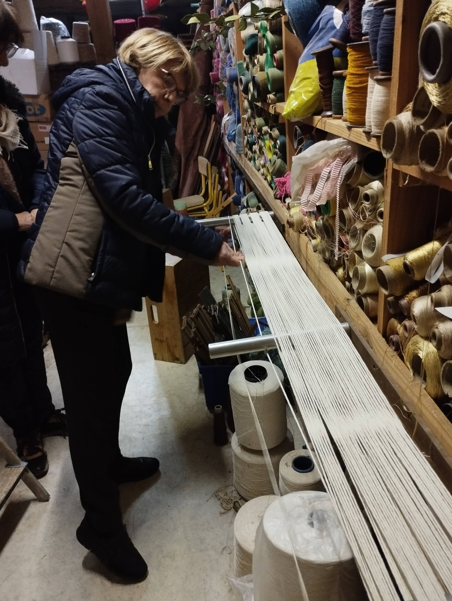 Des nouvelles du premier stage de l'année:
3 élèves comme d'hab
1 qui vient en cours régulier à l'année et qui en profite pour un coup de boost sur son travail.
1 qui avait fait une première tapisserie il y a 15 ans et qui vient ...pour la suite ☺️.
Et une toute débutante.
Lundi c'était montage de chaîne avec ourdissage au grenier ? heureusement c'est rapide 1 quart d'heure chacune ☺️
Mardi nous avons attaqué le tissage , photo du jour dans le post suivant.
L'idée est toujours de réaliser une tapisserie d'environ 40x40 en 2 fils au cm d'apprendre à monter ses formes en respectant les creux et les pleins en ayant un tissu régulier, d'apprendre à jouer avec les couleurs et les matières dans les matériaux choisis , chaque stagiaire travail sur un modèle choisi soit personnel soit a partir de photo , dessin , peinture ou tapisserie, chacun avançant a son rythme que j'accompagne de façon individuelle.
Pour toute information ou pour me joindre :
atelierdelalisse.com
Ou directement par ce post
Atelier de la Lisse
10 route de Chapaize
Lys
71460 Chissey les Macon
Sud Bourgogne