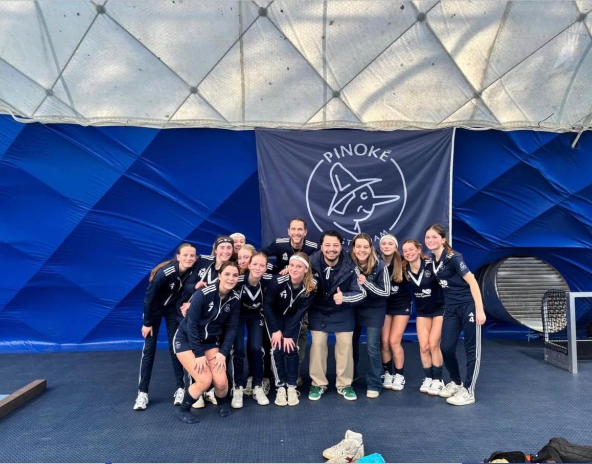 MO16-1 plaatst zich voor de achtste finale van het NK zaal!
MO16-1 speelt om 11:10 uur de achtste finale tegen HDM in Sportcentrum Valkenhuizen. Bij winst spelen zij om 13:20 uur de kwartfinale.
Wij wensen de meiden heel veel succes en plezier! Zet m op!