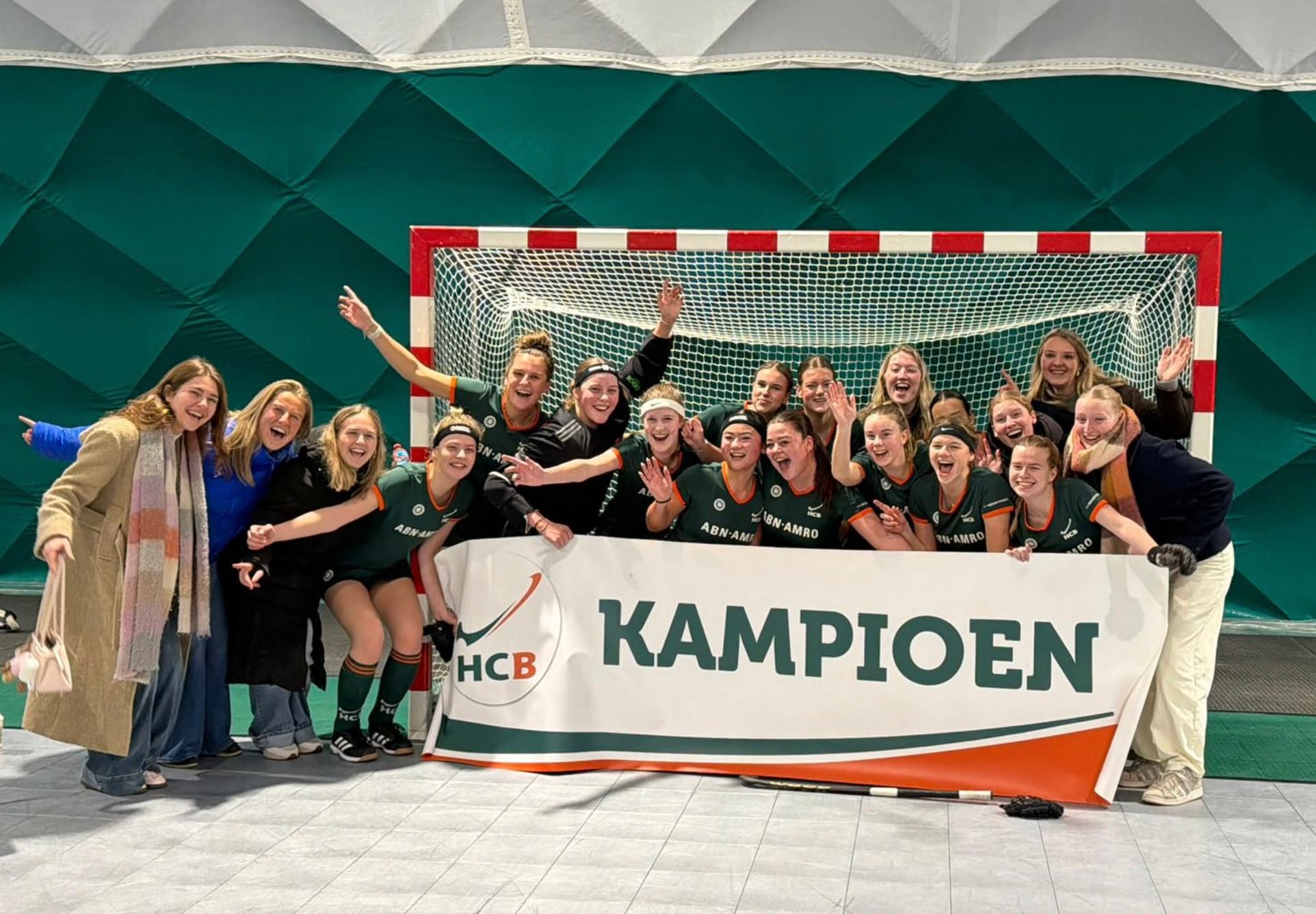 Kampioen DO25-1!,
Maar liefst drie HCB teams spelen in de zaal in dezelfde poule, DO25-1, DO25-2 en DO25-3. DO25-1 en 2 stonden slechts één puntje van elkaar verwijderd op plek 1 en 2 van de ranglijst, en speelde gisteren tegen elkaar.
De inzet was hoog, want het team wat kampioen wordt, speelt mee in het NK-025. In een sportieve wedstrijd trok DO25-1 de winst met 6-2 over de streep.
Alles kwam aan op de laatste wedstrijd van DO25-1 tegen Leiden. Het stond lang gelijk, maar 3 minuten voor tijd, viel de beslissende 3-2 voor het HCB team.
HCB DO25-1 mag zich kampioen noemen en plaatst zich voor de derde keer op rij voor het NK voor O25 teams. Gefeliciteerd dames en coaches Koen en Jeroen. Heel veel succes en plezier bij het NL-O25 in Arnhem. #opnaarhetNK #gajemee