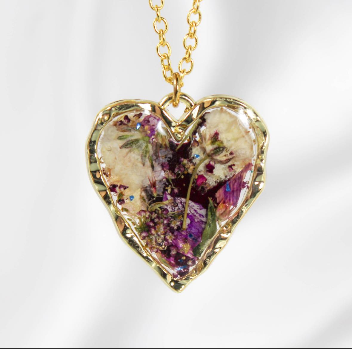 Beautiful necklace with flower petals and blue glitter💐
#flowerpetalpreservationring #bouquetpreservationring #weddingbouquetpreservation #customringbridalbouquet #funeralflowerjewelry #weddingbouquetpreservationring #flowerpreservationjewelry #flowerpressedring #funeralflowerring #weddingflowerring #pressedflowerring #driedflowerring #driedflowerpetalring