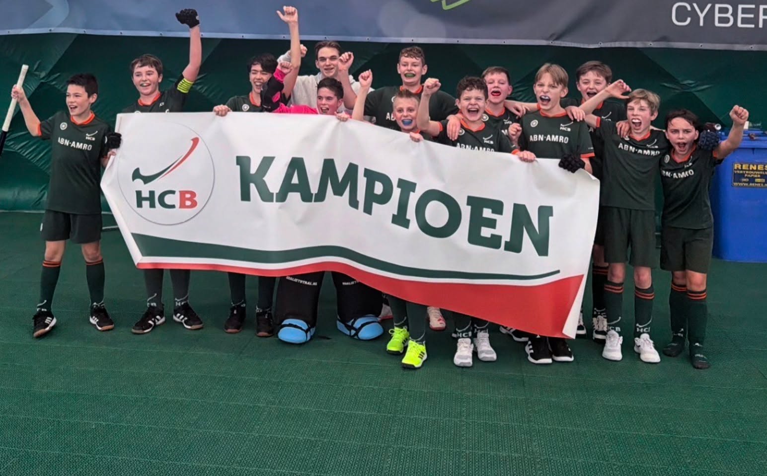 Spanning tot de laatste minuut van het zaalseizoen, maar het is gelukt! Zaalteam JO12-2 is kampioen! Gefeliciteerd heren en coaches Tijn en Jorus, goed gedaan!