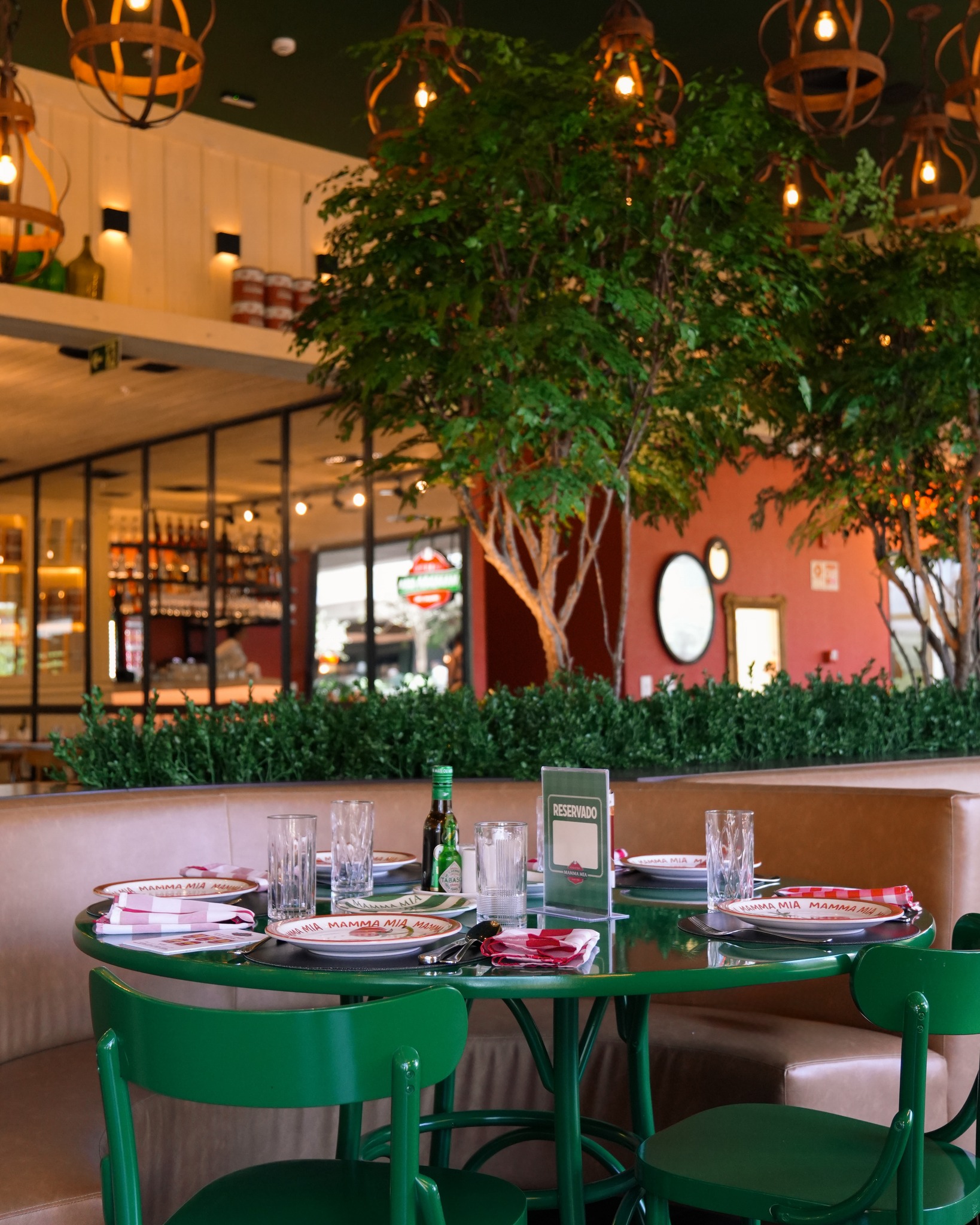 Ambiente acolhedor, pratos irresistíveis e aquele clima que convida a viver momentos especiais.
Seja para almoçar com a família, brindar com os amigos ou aproveitar uma refeição sem pressa, o Galeto Mamma Mia é o lugar certo para transformar qualquer dia em lembrança boa.
Venha nos visitar e viver essa experiência.
#GaletoMammaMia #SequênciaDaMamma #Galeto #ComidaItaliana #MomentosEspeciais