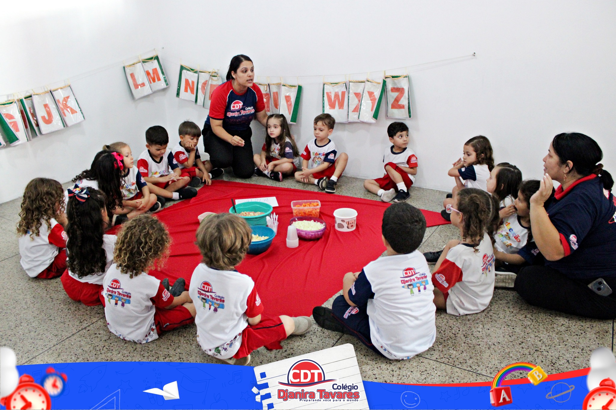 NAS QUARTAS, COMEMOS FRUTAS! 🍎🍌🍓
Por meio do projeto “Alimentação Saudável”, a turminha do Infantil 4 preparou uma deliciosa salada de frutas. Durante a atividade, as crianças exploraram novos sabores, descobriram diferentes texturas e identificaram uma variedade de cores presentes nas frutas.
Foi um momento de aprendizado, cuidado com a saúde e muita diversão!
📸 Todas as fotos estão disponíveis em nossa página no Facebook.