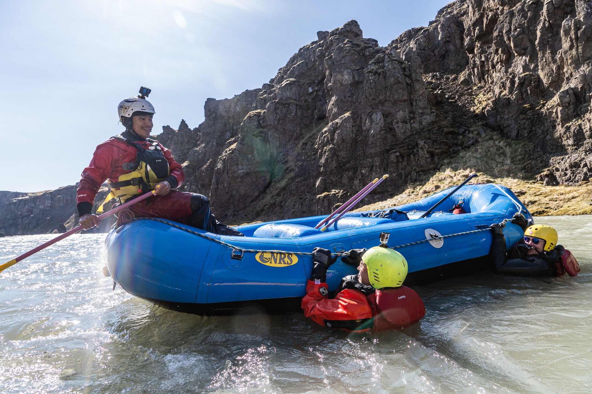 Glacial water looks cold… because it is ??
Good thing our drysuits let you enjoy the swim instead of surviving it ?
#Vikingrafting #drysuit #takeyourfunseriously