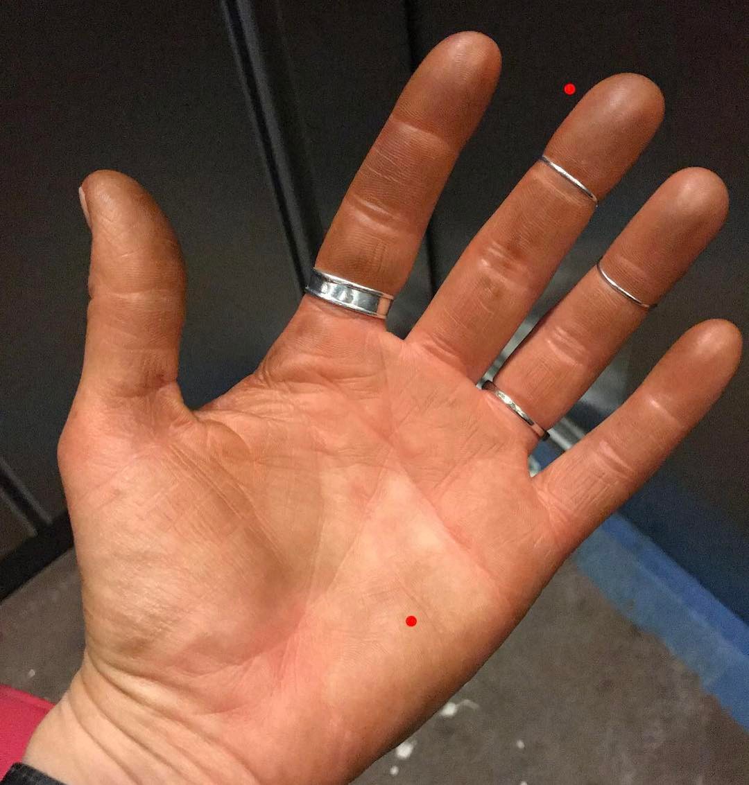 The hands of a Spray Tanner. #latenighttans #selftanner #nycspraytan #aspraytannerslife