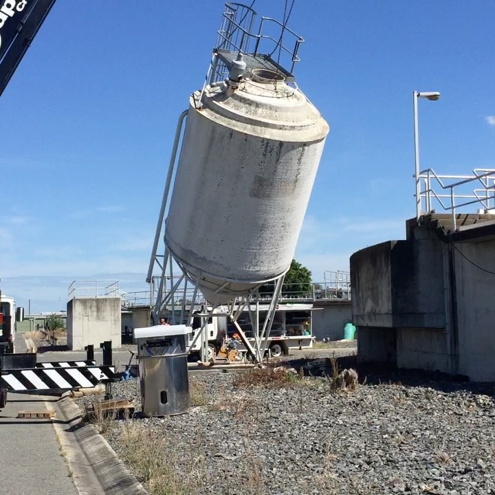 Tank removal for #seqwater #superiorcranes #superiorcranehire #petertippett #gumdaledemolition #demo