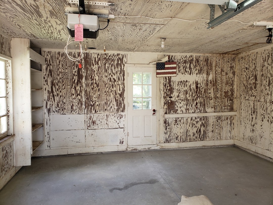 Crazy transformation of a garage that hadn't been painted in over 20 years!#homedesign #interiordesign #interiorpainting #homeimprovement #curbappeal #professionalpainter #oddlysatifying