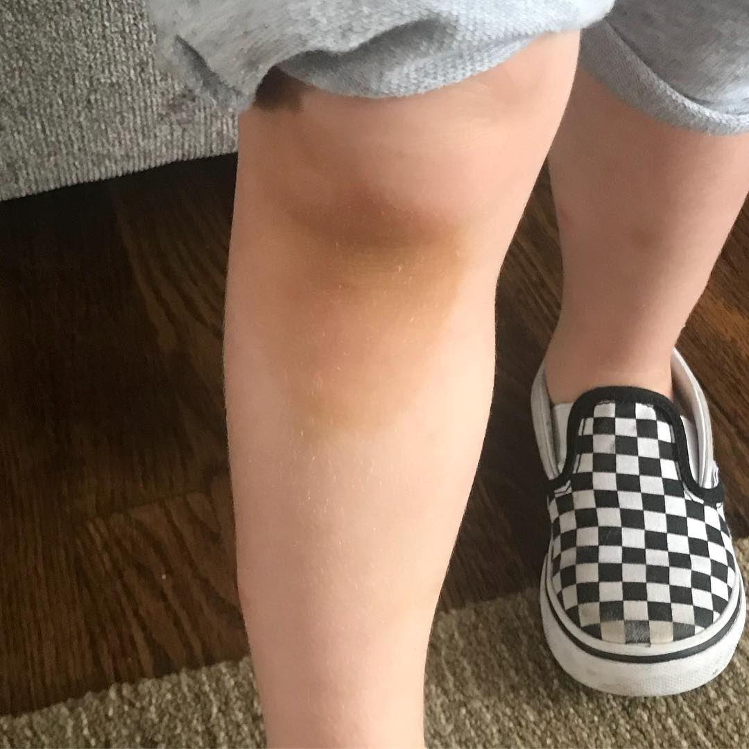 Tanning Tip: Don’t fall asleep next to your kid with just applied self tanner! #tanbaby #sluffwipes #unfitmother #spraytannerlife #tanworldproblems