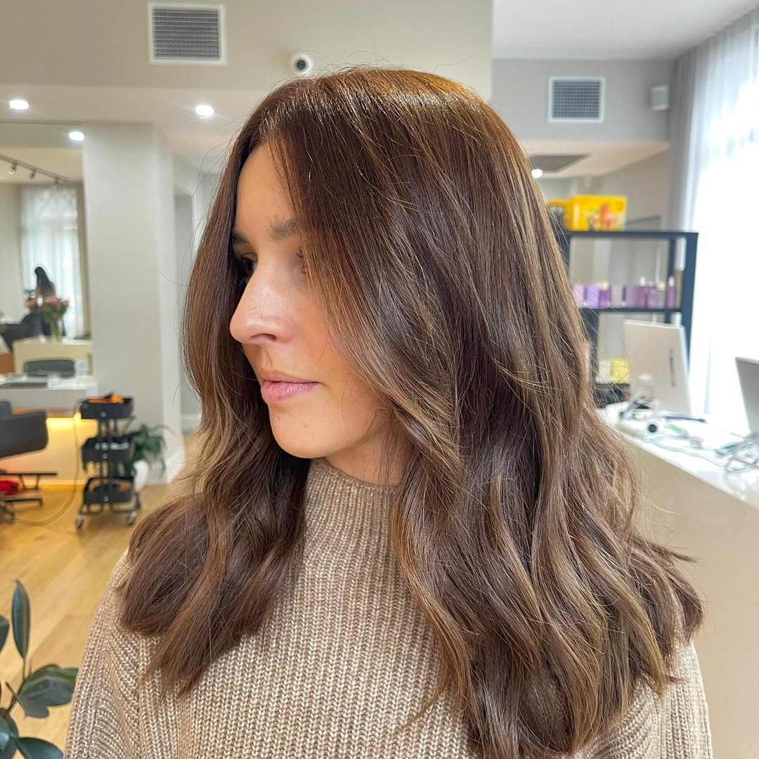 Swipe to see the before photo 💫
How gorgeous is this blonde to brunette transformation? See how the rich brown colour adds warmth to Polly's skin 🍑
New shiny, healthy hair created by @tia_kohsalon ✨
#KohSalon #StKildaSalon #StKildaHair #MelbourneSalon #KevinMurphy #ElevenAustralia #K18Hair