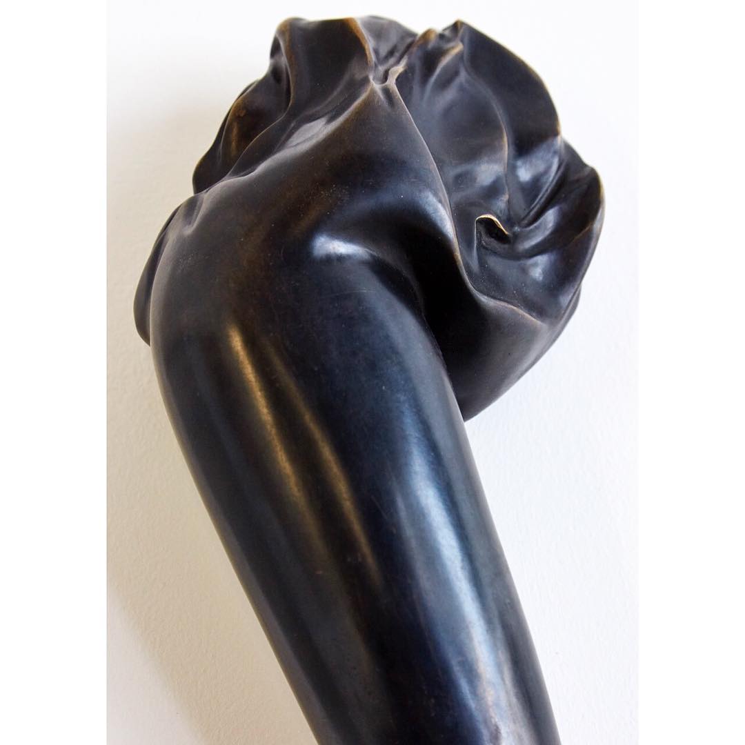 Detail of Pablo de Laborde Lascaris’ (@pablo.lab) ‘Flama Reclinada II’ in Bronze
12 x 54 x 20 cm, part of the group exhibition curated by @miafaifa after the @fibraplatform residency in Colombia last year. Open today 10:00-14:00 👀