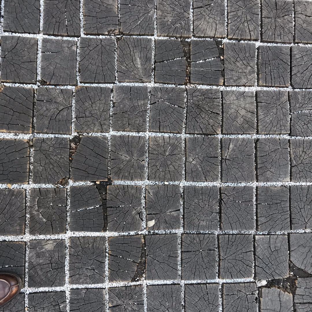 Interessante utilizzo del legno per un pavimento da esterno #parquet