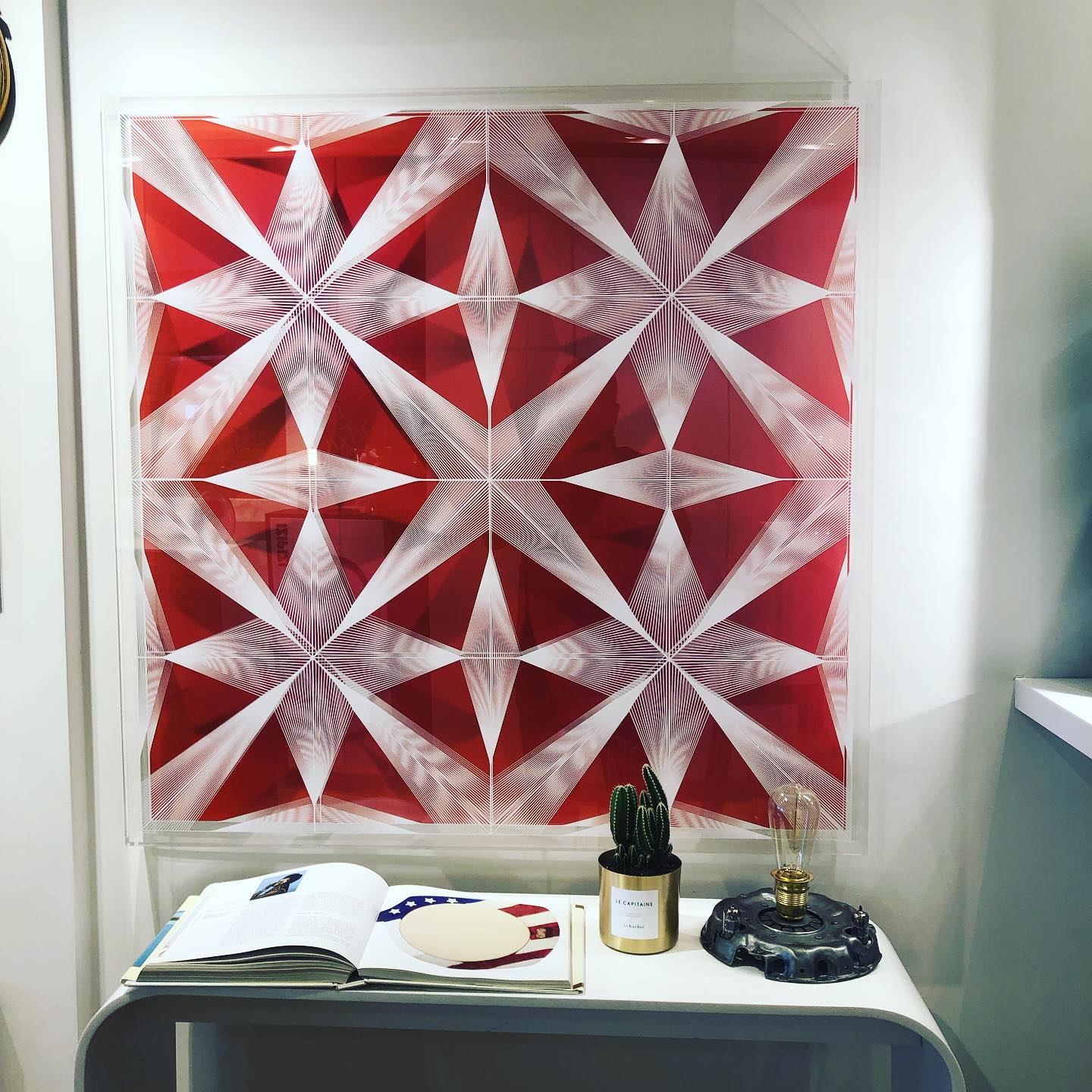 Bienvenue à la nouvelle création de @nathaliecohenartineyes #artcinetique #red #winoptic #levallois #levalloisperret #opticiencreateurlevallois