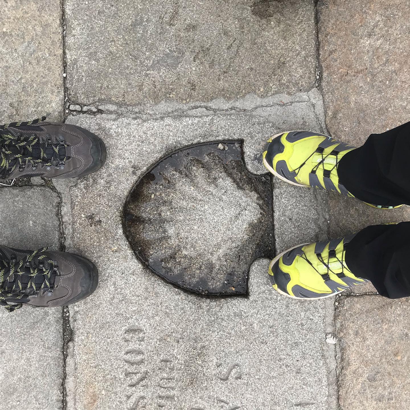 Schlussstein des Jakobsweges vor der Kathedrale.
#freeyoursoul #pilgerweg #santiagodecompostela #caminoportugues #meindl #freeyourbody