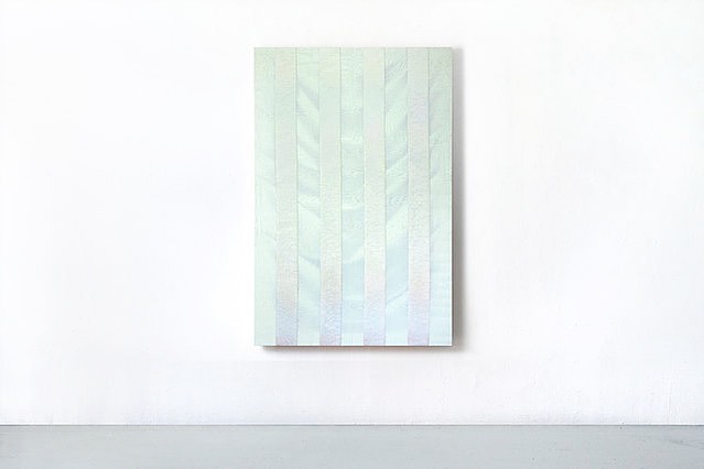 ‘A place I’d like to be’ by artist Martine Poppe (@martinepoppe), 150 x 100 cm, oil on cotton, 2019. “Photography provides the entry point for the composition, however it is through painting that the content becomes isolated and unstable. Poppe’s use of the support as a frame places the plane of the painting in a liminal space, insisting neither on flatness or illusionistic space, rather a complex layering of the real and photoreal. The hazy palettes of her paintings enact distant memories; the mindful construction of a moment that has slipped from descriptive certainty, wherein objective truth is surrendered to interpretive suspense.” (©️ @vongoetzart & @oliver.morrisjones)