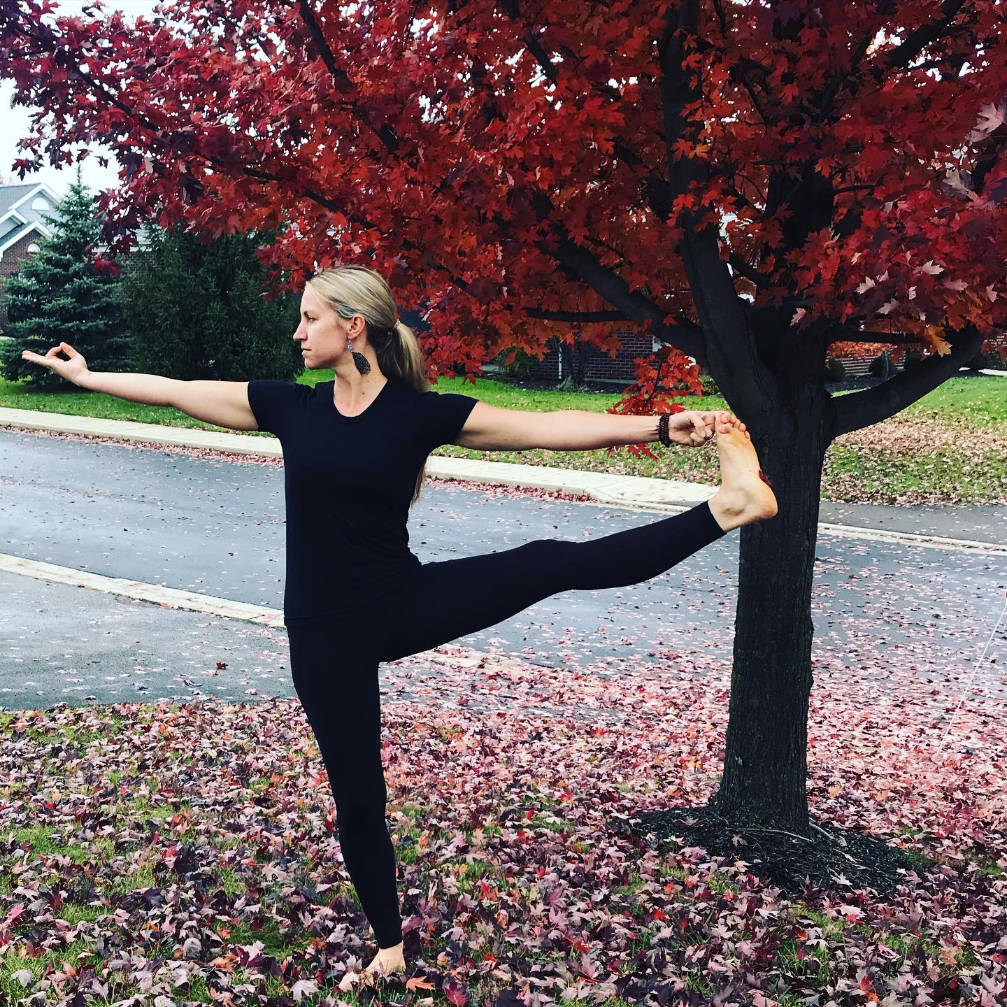 Thinking about chilly, grey days, changing leaves, and cool weather clothes 🍁 ☁️🍂🧥 #autumn #autumnvibes #seasons #seasonschange #fall #fallfashion #leggings #fomo #ohio #ohiointhefall #yogaoutside #awkwardyogaphotos #utthitahastapadangusthasana #yogaeveryday #yogaoffthemat