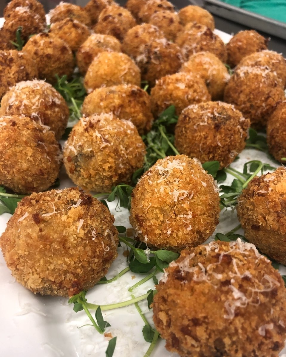 Mushroom Arancini, the perfect bite-sized appetizer! ?
.
DM us to book your holiday event now! ?
.
.
.
#torontocatering #cateringtoronto #gtacatering #vaughancatering #bramptoncatering #cateringmississauga #gtawedding #gtaweddings #catering #cateringservice #arancini #arancinisiciliani #mushroomarancini #appetizers #yummy #nomnomnom