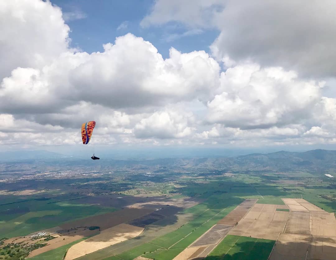 some impressions of the days in #valledelcauca . thermalling in #ansermanuevo, handling of strong conditions in #roldanillo 🌤🌬 hike and fly in #piedechinche and first XC sessions 🚀☀️ @leitorey @jennifer_pl @edanimc95 @flynnmoffitt @jeisonrodriguez13 @airg_products @flybgd @flugschule_wildschoenau