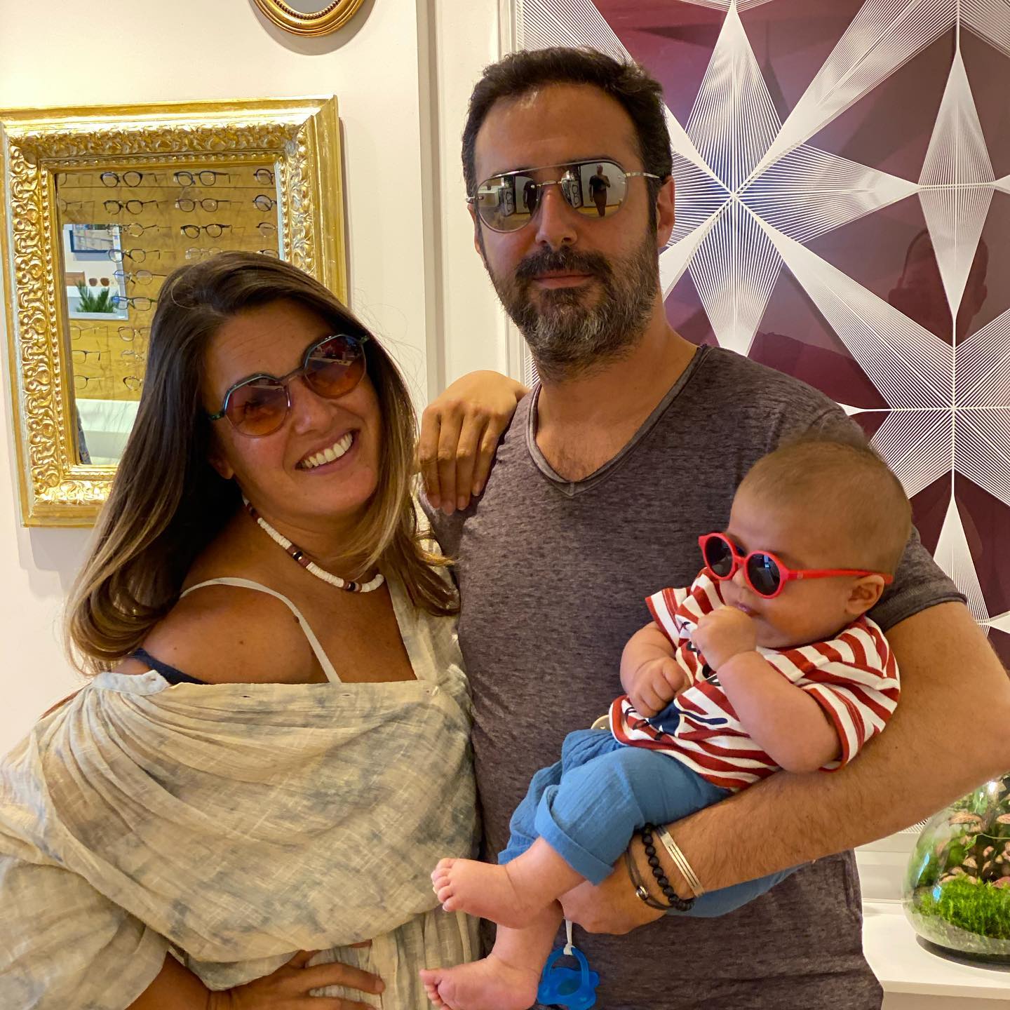 Les solaires ca se choisit en famille!
#resreieyewear #thombrowne #izipizi #levallois #levalloisperret #opticiencreateurlevallois #sunglasses #summer2020