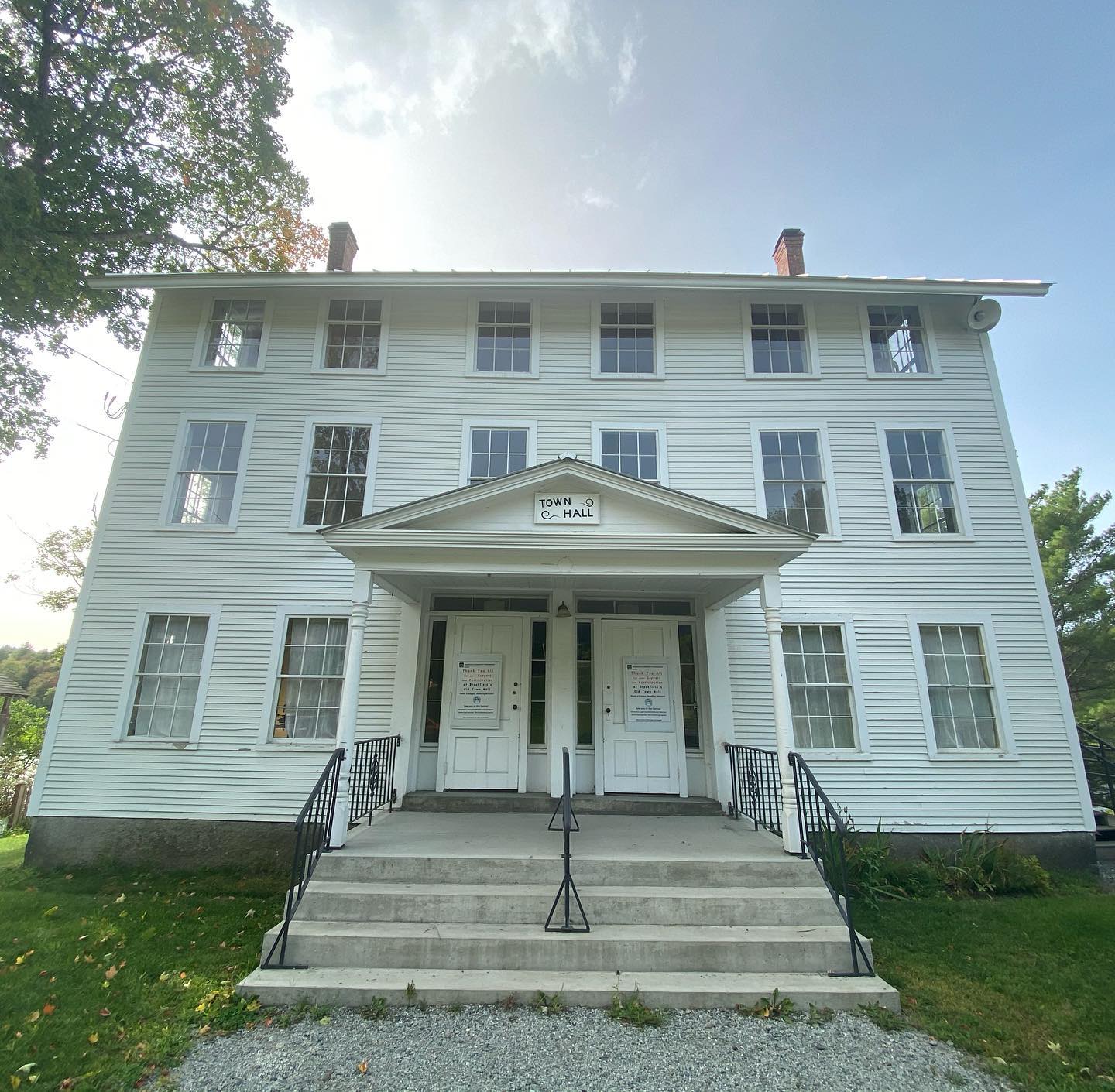 Old Town Hall, Brookfield, Vermont. Home of the only floating bridge east of the Mississippi.
#historicbuildings #historicarchitecture #historicpreservation #architecture #building #vermont #bridge #flaoting #brookfield #vermontlife #nofilter #meetinghouse #townhall #cityhall #summer