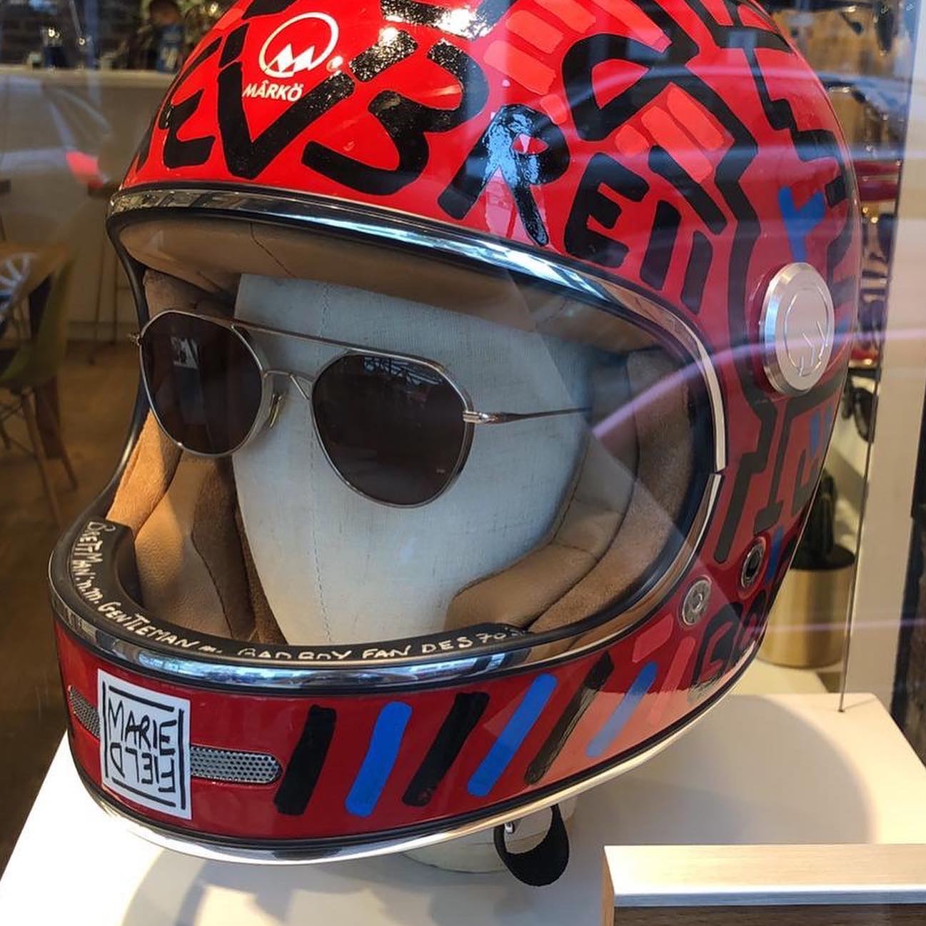 Mieux vaut avoir un bon casque @marie_field_ si vous voulez essayer de suivre l’ascension de la marque @brett_eyewear !
Du solaire à l’optique les collections séduisent déjà bon nombre de nos clients! #motoheroes #lunettesdesoleil #levalloisperret #levallois #opticiencreateur #biker #titane #sunglasses