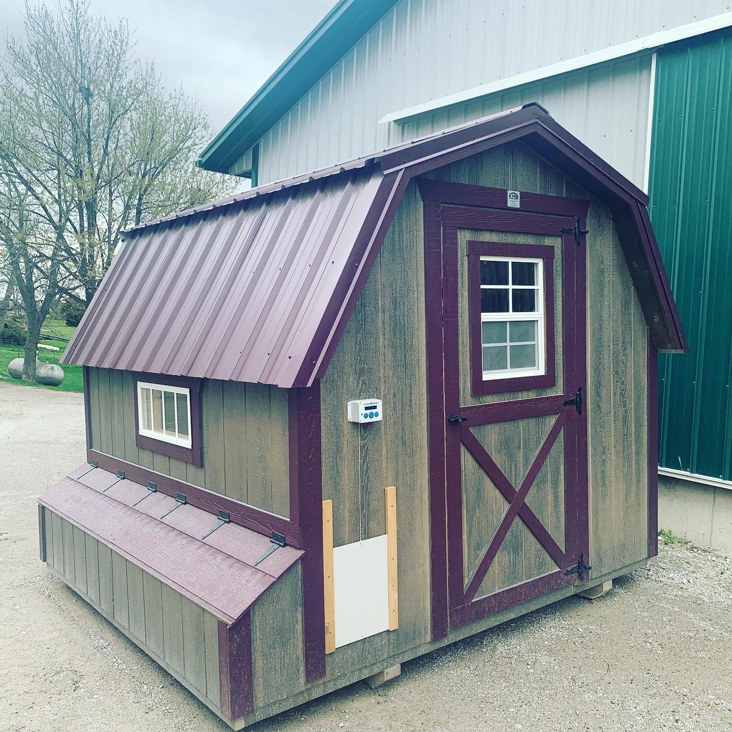 Keeping the chickens warm (or ducks) on this cold rainy day! Yours could be warm and dry as well if you buy one of these top notch hen dens (or quack shacks as I’ve been told!).
.
.
.
#sheshed #portable #backyard #kalona #iowa #amishcountry #affordable #mancave #garage #summer #spring #handbuilt #craftsmen #outdoors #shed #garage #garagegym #chicken #coop #hen #duck #quackshack