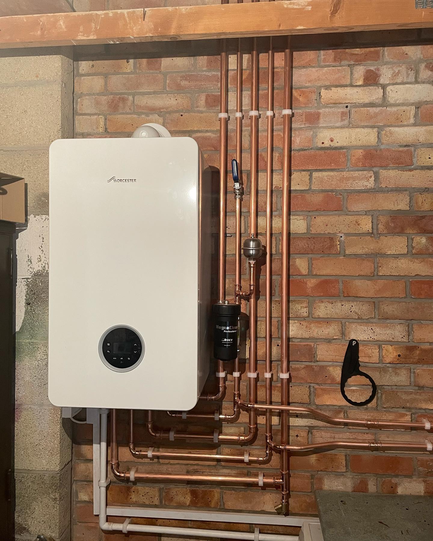 Just your normal combi move 🔥
.
.
.
.
#plumbing #plumber #plumbersofinstagram #plumbingandheating #plumbinglife #plumbingtrade #plumbingheating #heatingpipes #heatingengineer #heating #heatingengineers #heatingsystems #heatingboiler #heatinginstallation #boiler #boilerinstallation #boilerup #boilerlife #🔥