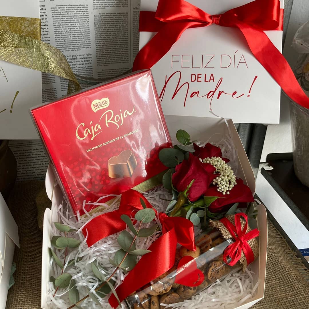 🎉¡En FlorArcos hemos querido hacer algo especial para el Día de la Madre!🎉
Si aún no tienes un regalo para este fin de semana, os traemos este detalle para sorprenderlas con algo original y especial este año😊
#florarcos #diadelamadre #flores #flor #regalo #caja #rosas