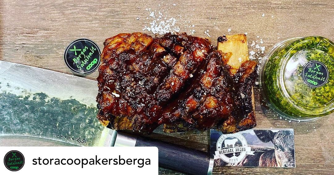 Repost ?• @storacoopakersberga Short ribs från @heritageangus ??
Hur grillar man short ribs?
Denna detalj behöver grillas low and slow, d v s på låg temperatur under lång tid.
Denna tillagning gör att bindväven som short ribsen är rika på hinner smälta ned och göra denna annars sega bit mör och fin ??
Denna fina detalj hittar du i våran manuella köttdisk.
Välkomna ?
#shortribs
#bergassaluhall
#fredaghelaveckan