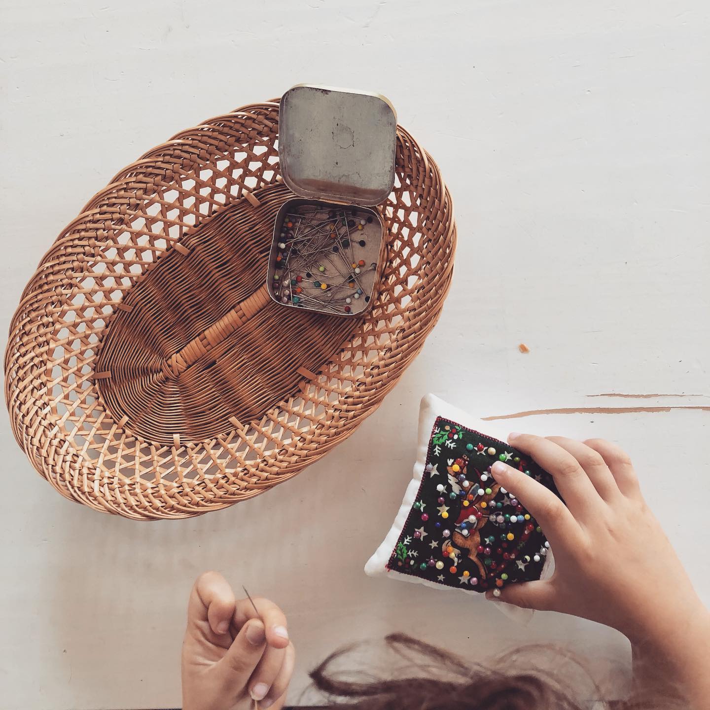 Spielidee: Güfeli ins Nadelkissen stecken
Fördert unter anderem:
- Konzentration
- Pinzettengriff
- Kreativität
- Auge-, Handkoordination
- Materialerfahrung: Das Nadelkissen ist weich. Wenn man es zu fest zusammendrückt, können die harten Nadeln durchpicksen.
Wer hat noch einfache Spielideen mit Sachen aus dem Haushalt
🖇🌂🥄🧶?
.
.
.
.
.
.
.
#kinderalltag #learningbydoing #learningbyplaying #spiele #spielen #play #wenigeristmehr #sinne #fühlen #feinmotorik #kindergarten #erfahrungensammeln #kindergarten #kindergartenactivities #momof3 #momofthree #creativkids #nähnadeln #nähkissen #zeitzumspielen #mom #momlife #mami #maman #mamansuisse #familienleben #familienalltag #spielideenfürkinder #spielideen #spielenistvielfältig