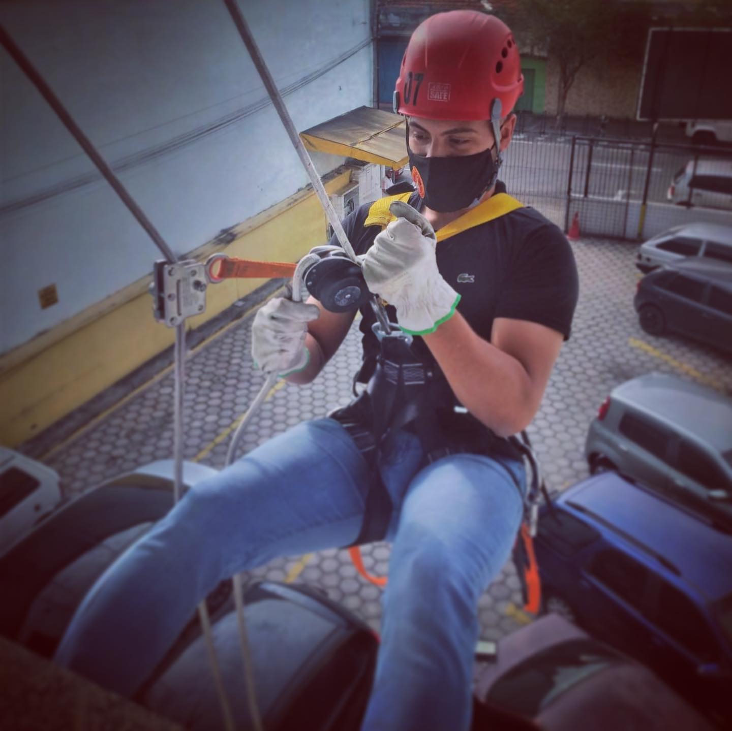 "O caminho mais bonito para seguir é aquele que o seu coração escolhe." ✨
⠀
Quando você faz algo que sente o seu corpo e sua alma vibrar, é um sinal que você está no caminho certo, por isso continue e entregue o máximo de amor! ❤️
⠀
Essas fotos são registros dos treinamentos de Normas Regulamentadoras 20 (Segurança e Saúde no Trabalho com Inflamáveis e Combustíveis) e 35 (Trabalho em Altura). 👷🏽👷🏾♀️
⠀
(Os procedimentos demonstrados são apenas simulações e todo erro apresentado será corrigido! Nossos(as) alunos(as) estão no processo de aprendizado e a evolução será sempre constante).
⠀
RECADO IMPORTANTE: As fotos foram de aulas realizadas seguindo todas as exigências e prevenções do Ministério da Saúde. ⛑
⠀
Para maiores informações:
📞 (12) 98136-0655 (WhatsApp)
📬 contato@guardioesdofogo.com.br
🏠 www.guardioesdofogo.com.br
📍Rua Sebastião Humel, 412 - Centro - São José dos Campos/SP
⠀
C.O.T.E - Guardiões do Fogo,
“Lutando pela sua vida e seu futuro.”
⠀
#normasregulamentadoras #altura #combustível #saojosedoscampos #valedoparaiba