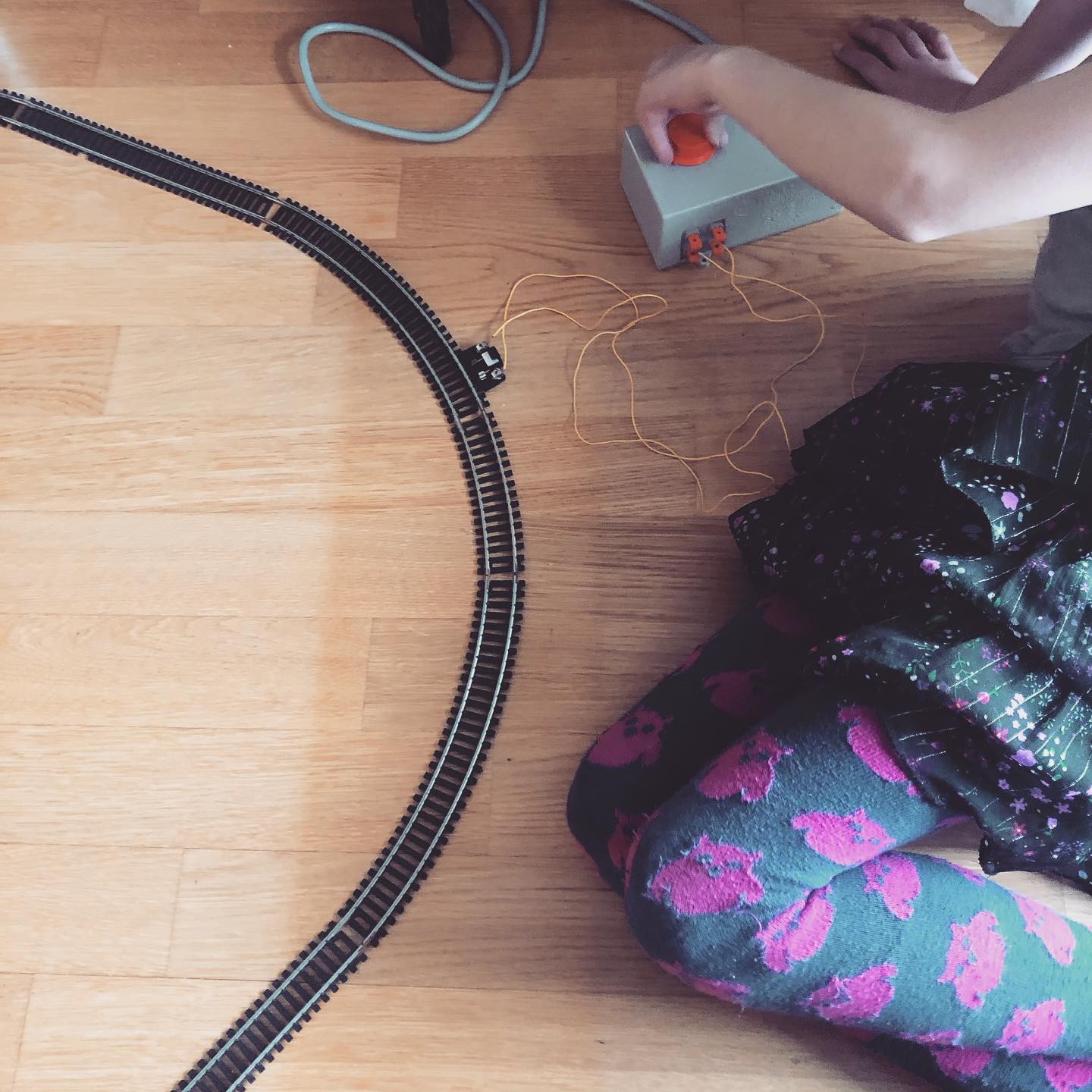 Ich finde es toll, wie Vater und Sohn die Gleise zusammenfügen (—> swipe) und die Tochter zuschauen darf, weil, mitbauen will Mädchen ja sicher nicht. Oder kann sie in der Vorstellung gar nicht können (wollen)!!
Ich fand es auch toll, als meine Mutter zu mir sagte, ob mein Mann die uralte elektrische Eisenbahn meines Vaters zum Laufen bringen könnte. Völlig empört: „Wieso fragst du nicht mich?!?“, machte ich mich mit meiner TOCHTER demonstrativ ans Werk, während sich der kleine SOHN nur für die Waggons interessierte.
Ein kompletter Gegensatz zum Cover zeigte sich mir heute im Kindergarten: Mädchen im Tütü am Werkbank (—> Doppelswipe). Just lovin‘ it 💕!!
Und zum Laufen brachte ich die Bahn imfall auch. Mit Käbelis am richtigen Ort und korrekt gestellten Weichen! 🚃
.
.
.
.
.
#geschlechterrollen #elternsein #kindererziehung #mamasein #maman #mamaleben #mamansuisse #mami #momofthree #momof3 #vorbild #vorbilder #gender #genderroles #wireltern #feminism #feminismus #kindersensibilisieren #gleichberechtigung #gleichstellung #equalparenting #familylife #parents #livingwithkids #mom #momlife #girlpower #mutterschaft #empoweringwomen #empoweringgirls