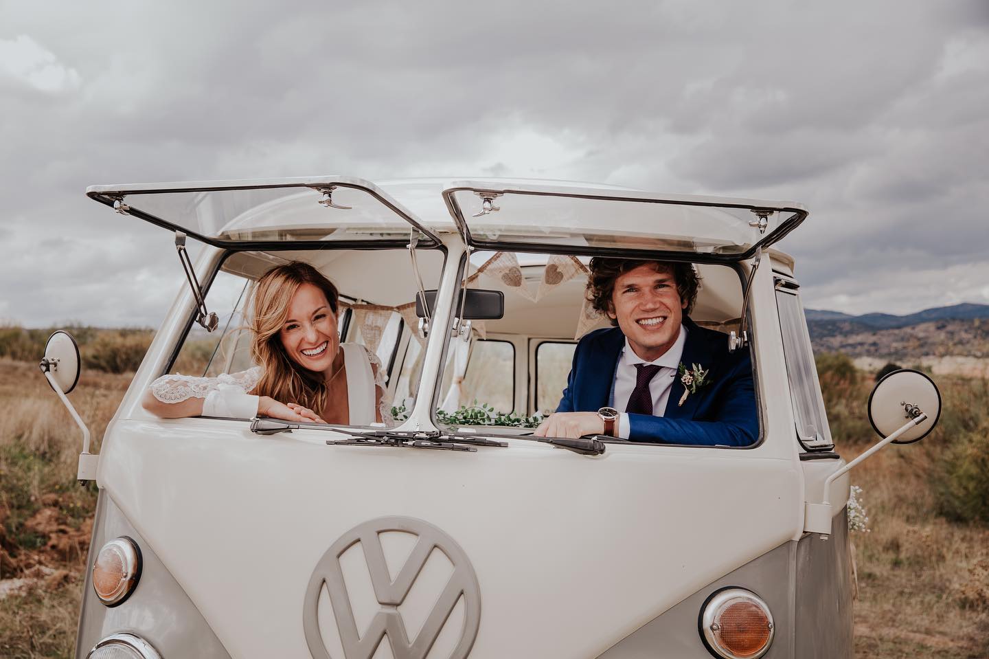 Que os parece esta van? A nosotras nos chifla! Detalles que hacen mucho 🧡 #vancamper #boda #marriage #wedding #naturaleza #traveler #viajedenovios #novia #novio #word #ventana #furgonetascamper @kombivintage