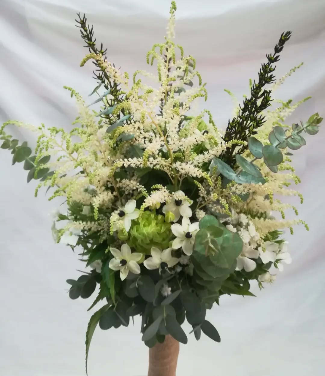Ramo verde de flores naturales y preservadas compuesto de astilbe, ornithogalum, phlox y eucalyptus 🌿
.
.
.
.
.
.
.
.
#flores🌸 #ramosflores #bodas2022 #arreglosflorales #bouquet #floristería
