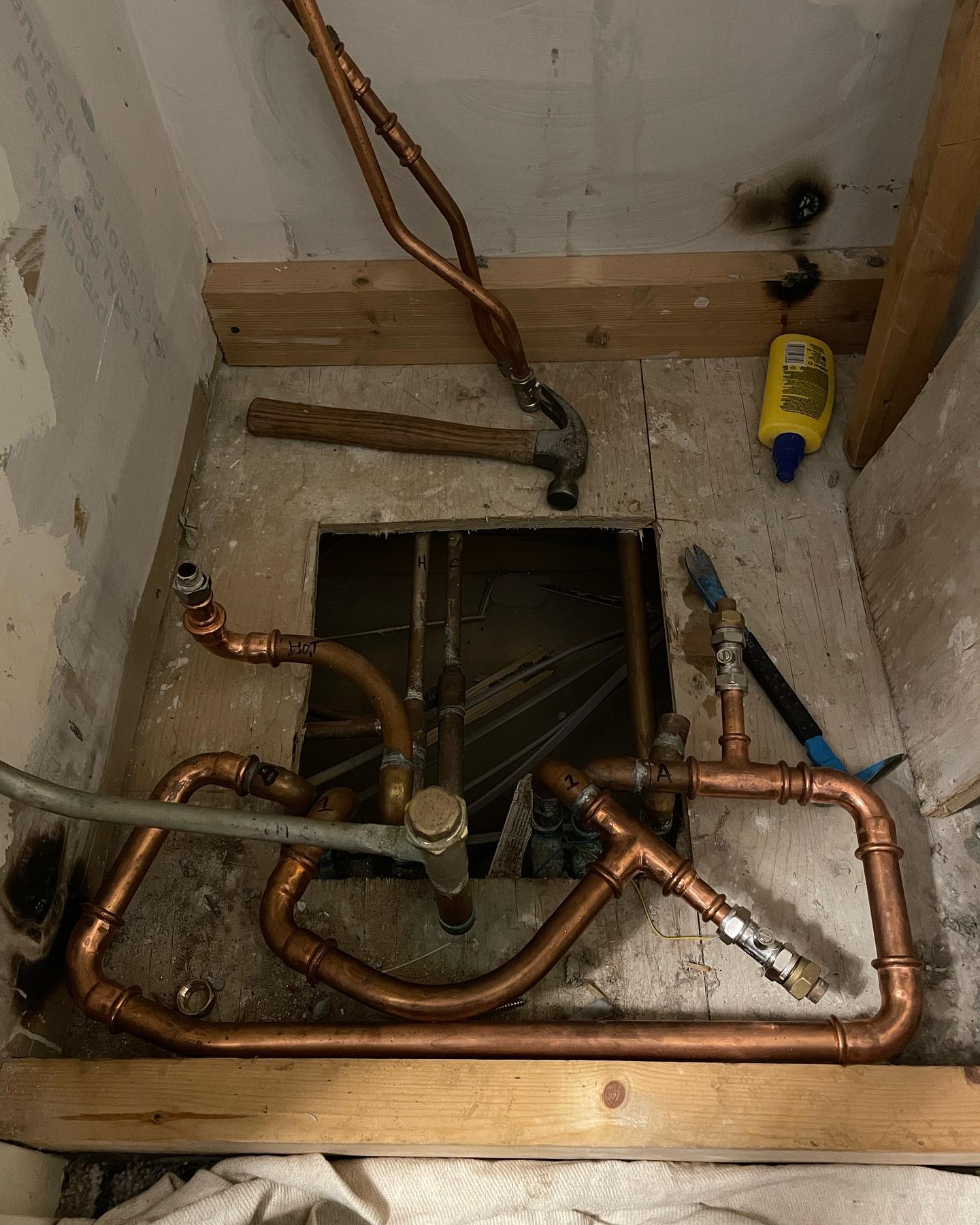 Swipe to neaten 🔥 how can anyone walk away from the first picture thinking that’s okay 🤦🏻♂️ .
.
.
#plumbingnightmare #pluming #plimbinglife #plumbingwork #plumbingfail #plumbingrepair #plumbingbristol #plumbinglife👷 #plumbingrepairs