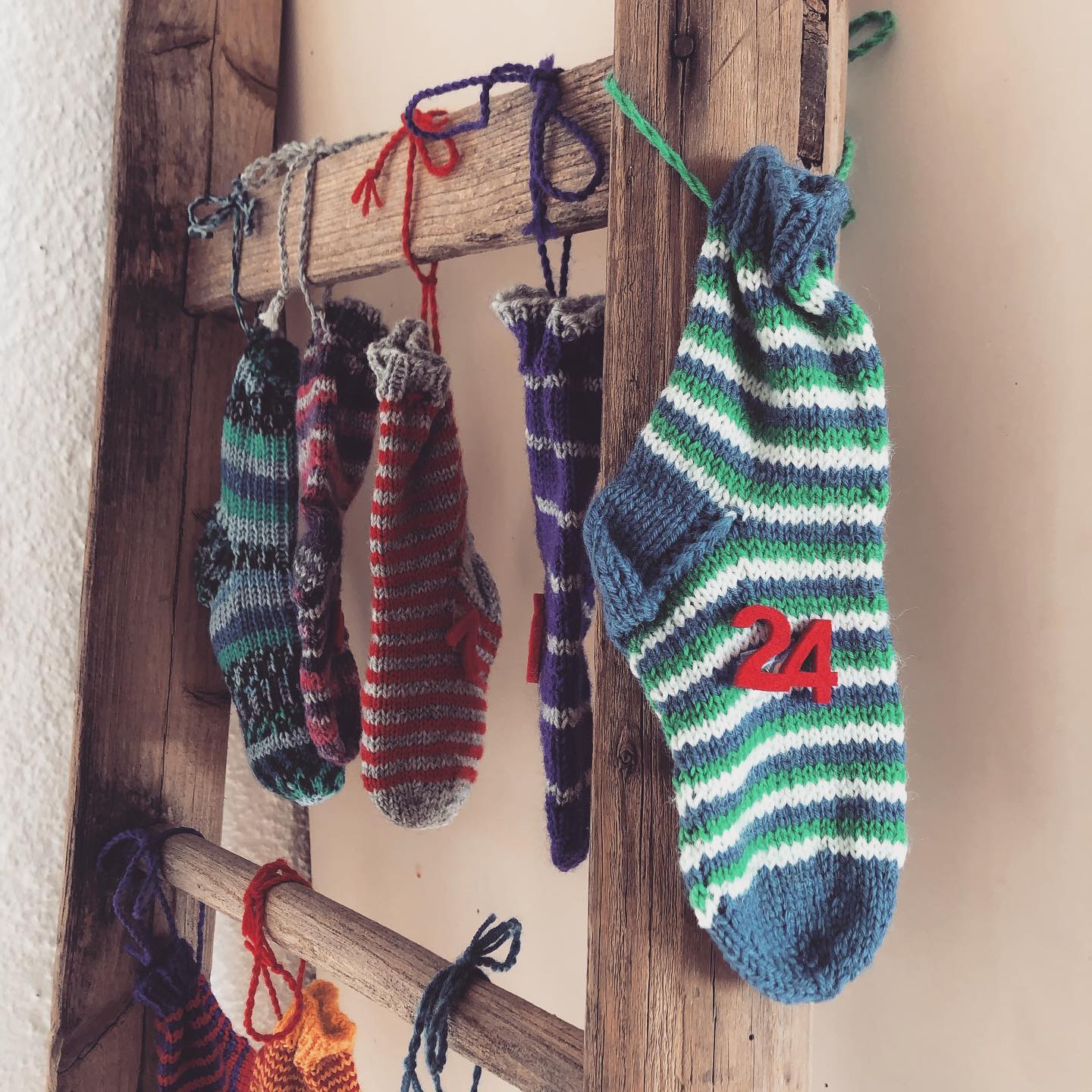 ✨ Stille Nacht, heilige Nacht und dann folgt die Päckchenschlacht 💥🎁
Vor ein paar Jahren hatten mein Mann und ich genug davon. Genug von der Beschaffung, genug vom Konsum, genug davon, dass die Kinder sich an Weihnachten auf gar kein ausgepacktes Geschenk mehr einlassen konnten, denn es warteten ja noch gefühlt zehn weitere. Wir haben überlegt, wie wir es in Zukunft handhaben wollen und sind auf Folgendes gekommen: Wir schenken den Kindern einen Weihnachtsfamilienausflug. Zum Beispiel ins Technorama, ins Hürlimann Spa, in ein besonderes Museum.
Von Grosseltern und Co. erhalten sie weiterhin Geschenke, allerdings sind immer auch Sachen dabei, die sie brauchen (Trinkflasche, Wintermütze, Schwimmbeutel,…). Oder ein Sammelgeschenk für alle drei oder auch einen Ausflug.
Mein absoluter Lieblingsweihnachtsabend war vor zwei Jahren, als die Kinder von meiner Mutter Tassen mit ihren Anfangsbuchstaben erhalten hatten (und, by the way, von meinem Onkel drei Schachteln Pralinés (alles kann man nicht steuern 😄). Allerdings hat er dann übersehen, dass sie Alkohol enthielten 🤪). Meine Mutter konnte es nicht lassen und legte in jede Tasse einen Kreisel, der leuchtet, wenn man ihn dreht. Damit waren die Kinder für den Rest des Abends beschäftigt, während wir Erwachsenen zuschauten und die Pralinés vertilgten. Stille Nacht, heilige Nacht, war das friedlich! ✨
Das Bild ist von letztem Jahr, da hab ich den Kindern jeden Tag die Socken gefüllt im Dezember. Weil, die-armen-Kinder-können-ja-nichts-machen-wegen-Corona. Am Tag fünf hab ich‘s dann bereits bereut; dieser ewige Konsum! Und doch möchte man ja etwas schenken. Was für ein Luxusproblem. Dieses Jahr haben wir ihnen die Geschichte vom Kleinen Stern geschenkt für die Adventszeit (—>). Etwas kostspielig aber wunderschön und es sind zwei soziale Werke an der Herstellung beteiligt.
Werbung durch Produktnennung
#stillenacht #weihnachten #christmas #konsum #advent #adventskalender #mom #mami #maman #mamansuisse #elternsein #momof3 #momofthree #konsumgesellschaft #schenken #sinnvollschenken #mama #lebenmitkindern #zeit #familylife #weihnachtenmitkindern #parents #livingwithkids #mama