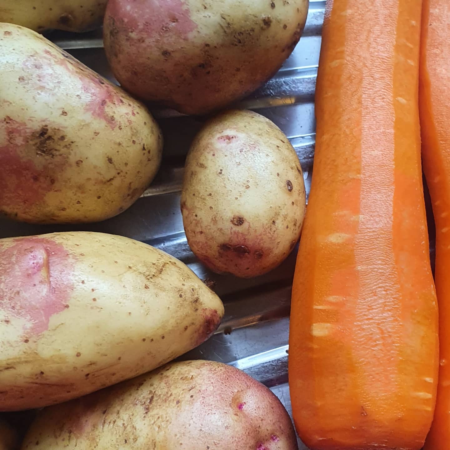 Merry Christmas everyone from All About Potatoes and The Potato Forum.  Meat and vegetables all sourced locally from farms.  Tastes so good.  Enjoy your day no matter what you are having or doing. 
#buylocal #farmshop #kingedward #roasters #potato #thepotatoforum #allaboutpotatoes #potatoknowledge #agriculture #farming #farm365 #farm #papa #patata #batata #pommedeterre #potatoes #aardappel #kartoffel #potatofarm #potatofarmer #potatofarming #instapotato #instapic #buymeacoffee