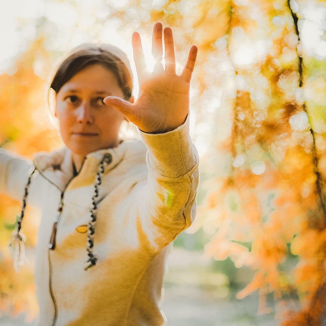 Lenk' deine Aufmerksamkeit für ein paar Momente in deine Hand. Nimm die Handfläche wahr und deine Finger. Und komm' so weg von deinen Gedanken, hinein in deinen Körper.
.
.
.
.
.
#daoflow #qigong #taichi #taichionline #qigongonline #taichiqigong #schönebewegung #lebenimjetzt #achtsamleben #innerebalance #innereharmonie #imeinklangmitmir #ruhigergeist #auszeitvomalltag #durchatmen #ausgeglichenheit #stressbewältigung #körperbewusstsein #sportzuhause #gesünderleben #selbstliebe #inspiration #gesundheit #healthylifestyle #lebensfreude #positivevibes #taichideutschland #qigongdeutschland #auszeit #entspannung