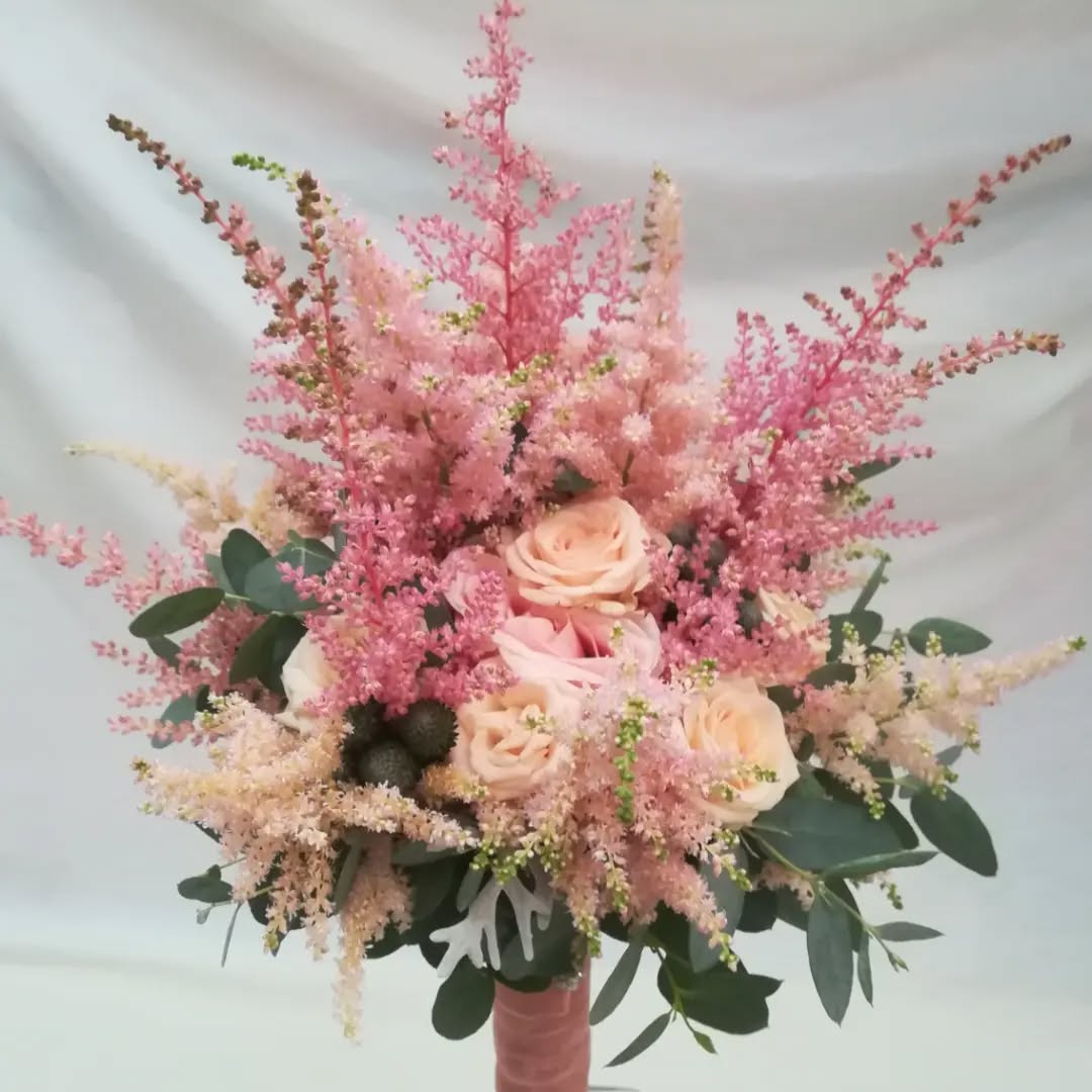 Ramo de rosas, astilbes varios, astrantia y senecio 🌸
.
.
.
.
.
.
.
.
#ramodenovia #floristería #flores🌸 #rosas #floristry #bodas2022