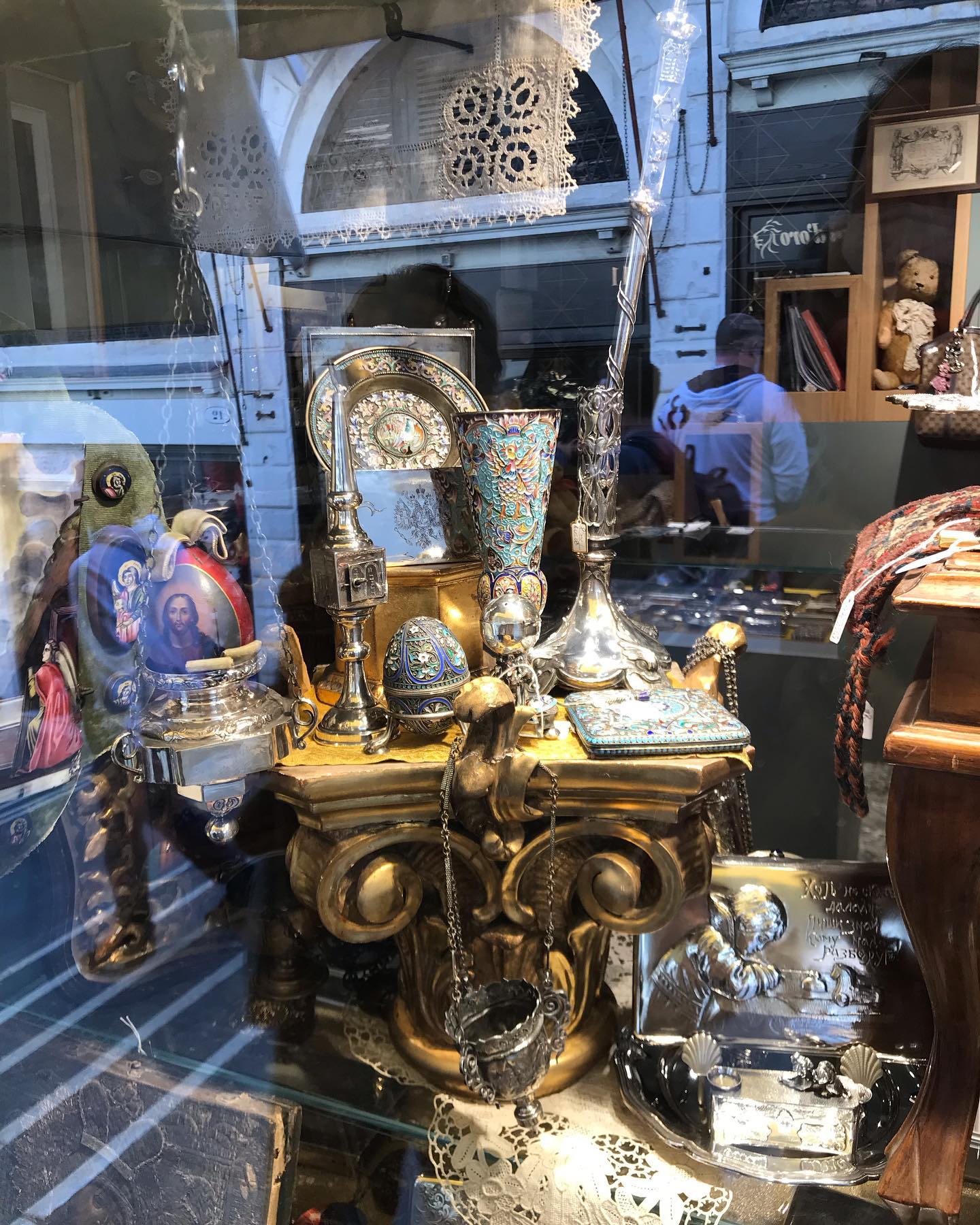 anticoponteantiquariato.com Vetrina preparata con amore# antiqueshops #rialtobridge #venice#antiques #vintageshop#silver#eggs#enamel#