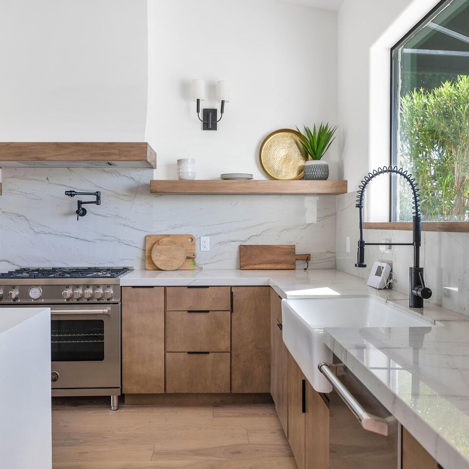 Clean lines, marble touches and natural light in kitchen spaces never go out of style ☀️
Happy Friday from team DKDG!
We are busy working on some fun, new projects that we can’t wait to share! ✨
If you are looking to buy, sell or invest- reach out to us at the contact link in our bio!
#diamondking #kitchen #kitchengoals #home #homedesign #homebuilders