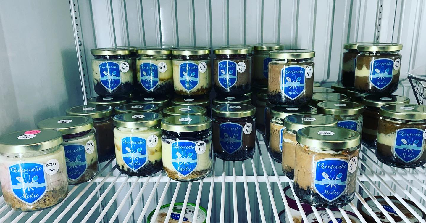 Jars have been restocked at @marketsontario in Bowmanville! Cupcake size packs will be restocked before the weekend. Lots of flavours - chocolate banana
Milk chocolate raspberry
Peanut Buster
Blueberry
Skor
Cherry chocolate chip
Coconut Cream Pie
Pina Colada
Chocolate overload
Oreo
#cheesecake #cheesecakeinjar #sooogood #getinmybelly #toeats #minicheesecakes #supportlocal #supportsmallbusiness #purchasewithpurpose