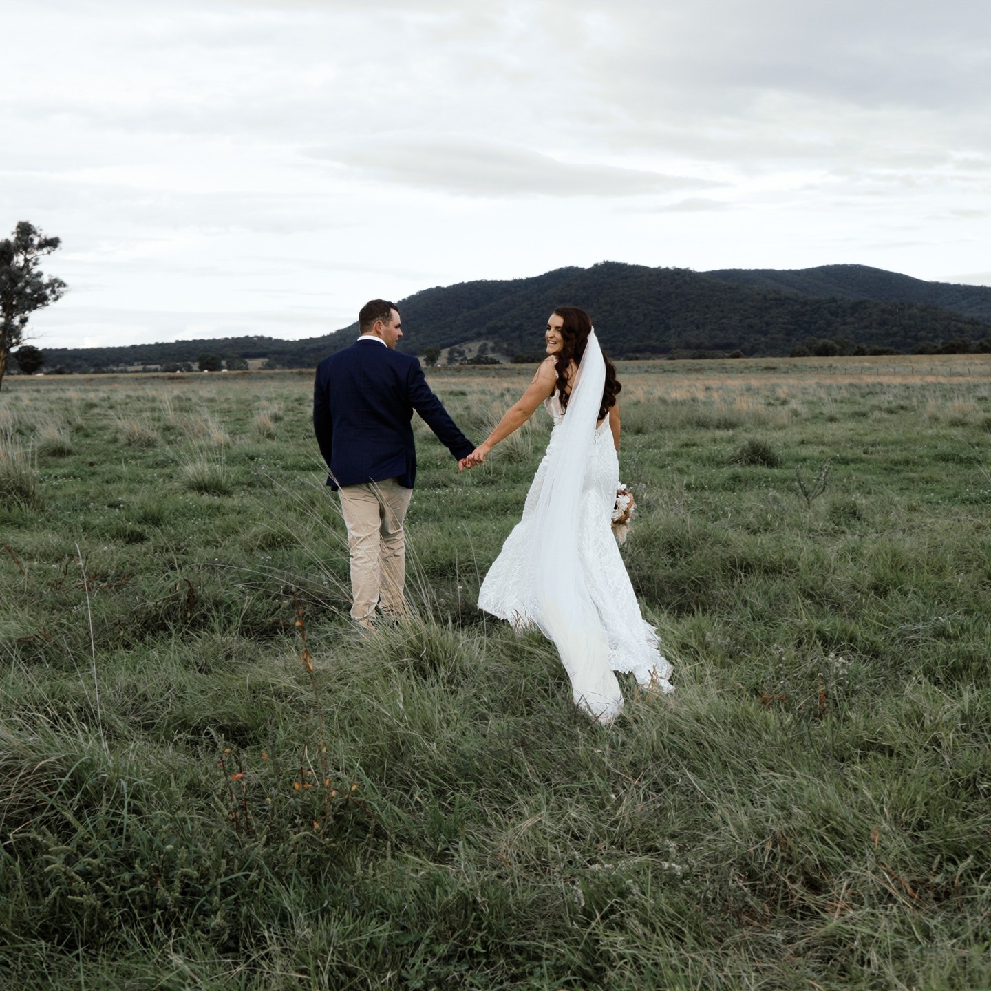 Lauren and Curl's wedding day in Mudgee was certainly one to remember! Big country views, plenty of cows, shots and shoeys - honestly get me to some more country weddings!!
I can't wait to share their highlight film 🐮🧡