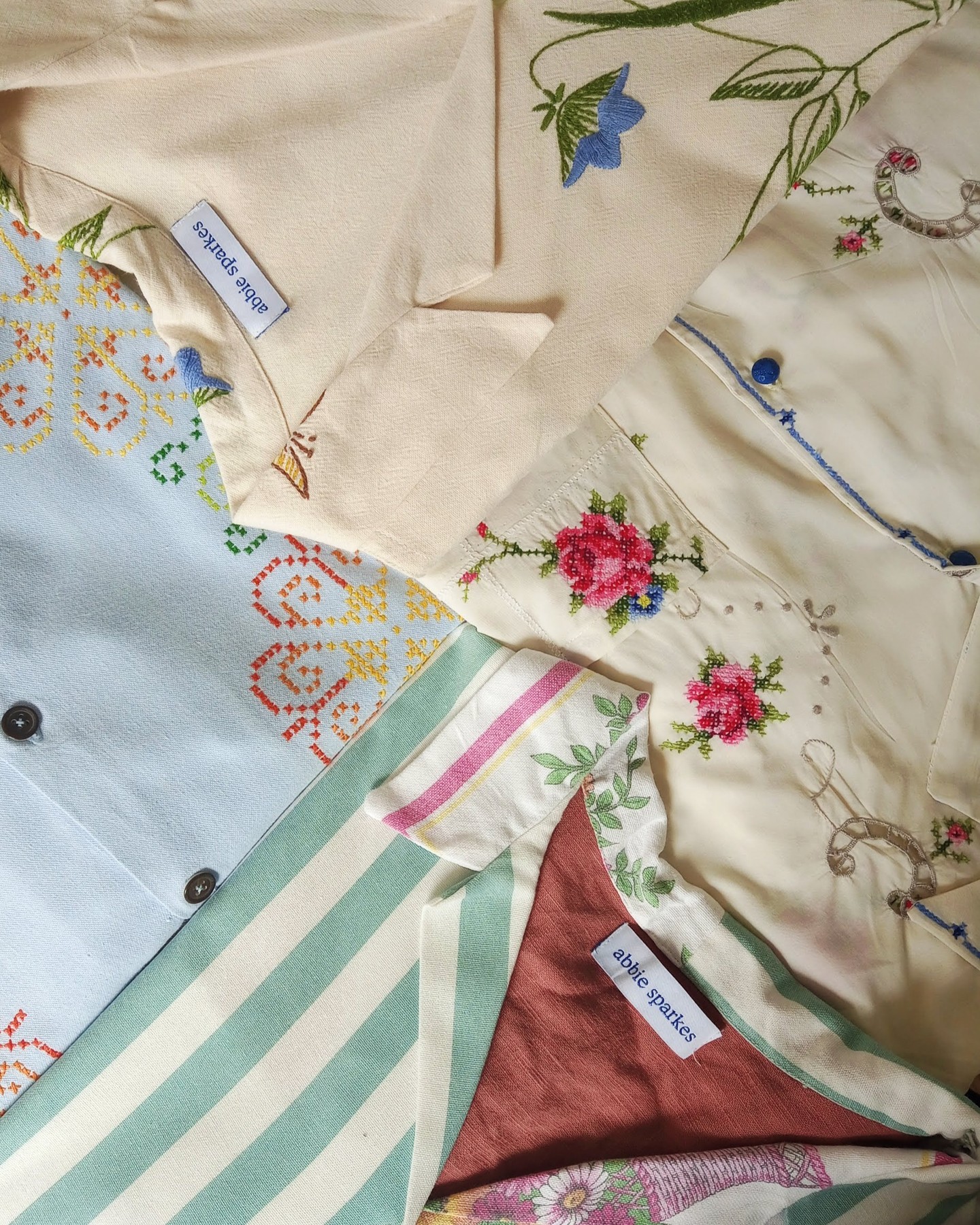 A few of my favourite tablecloth shirts 💚
All made from 2nd hand tablecloths, upcycled into oversized open collar shirts, perfect for your summer wardrobe ✨
All availible on abbiesparkes.com (link in bio)
#fashion #sustainablefashion #upcycledfashion #dutchfashion #dutchsustainability #duurzaam #duurzaamekleding #duurzamemode #handmade #ethicalfashion #ethical #oneofakind #uniquefashion #summershirt #zomerkleding #sustainablewardrobe #embroidery #embroideredshirt #tablecloth